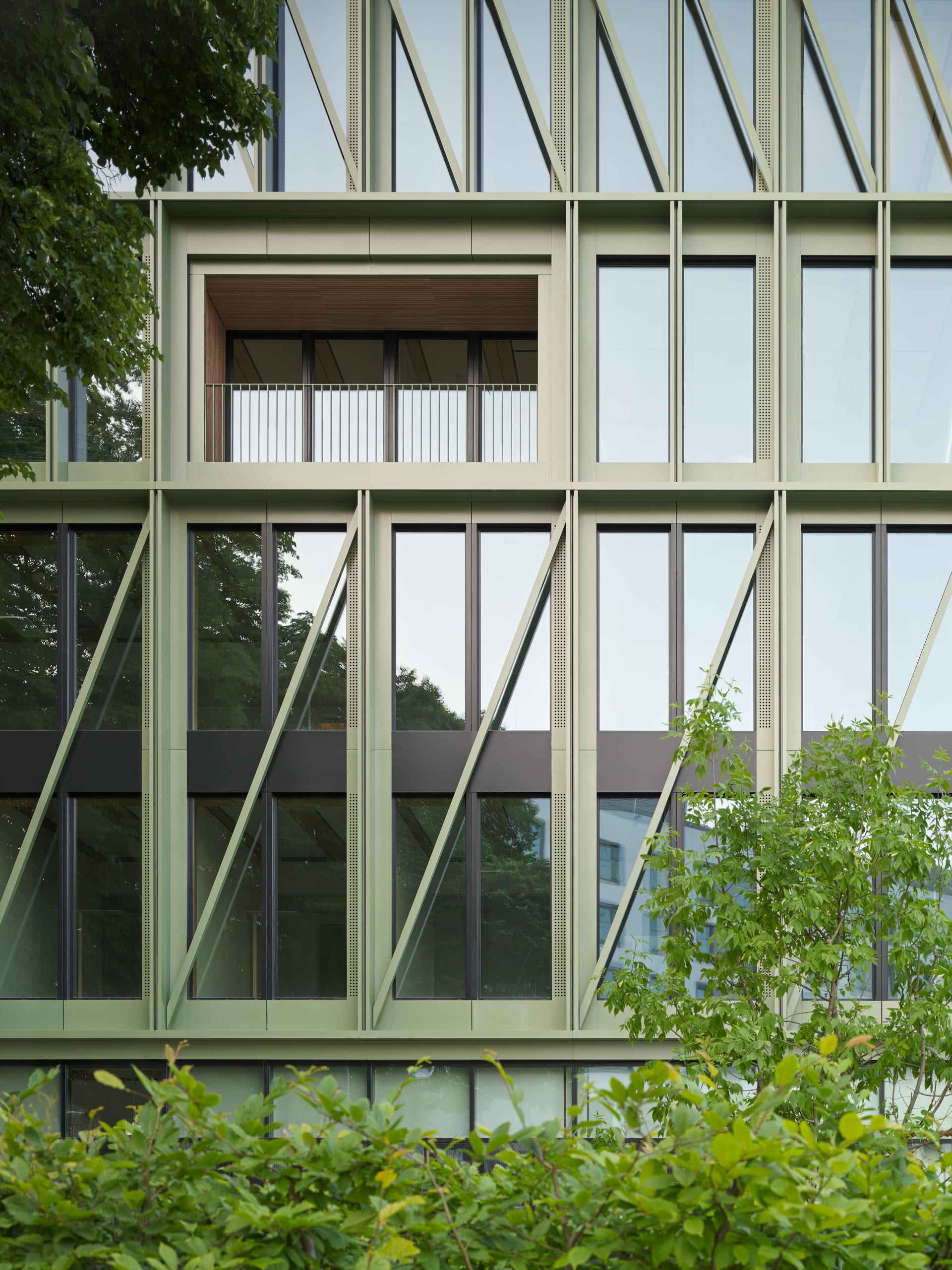 Moderne Gebäudefassade mit Glas und Metallstrukturen.