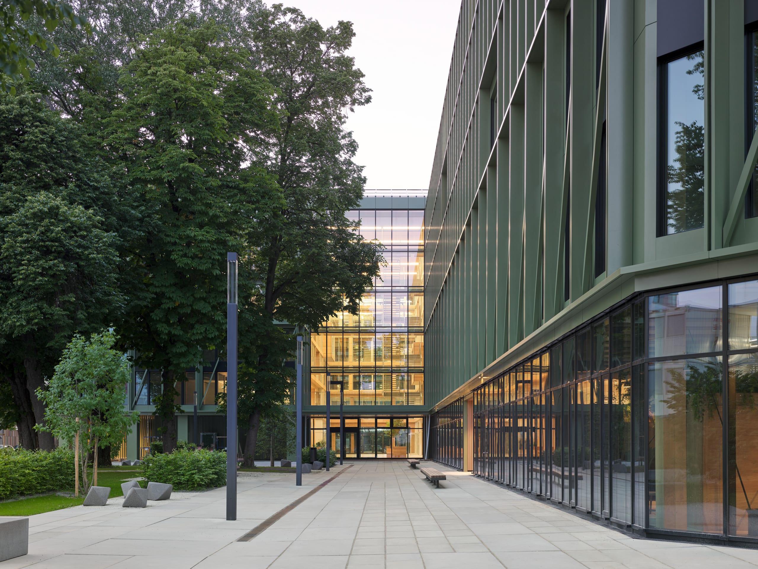 Moderne Gebäude mit Glasfassade im Grünen