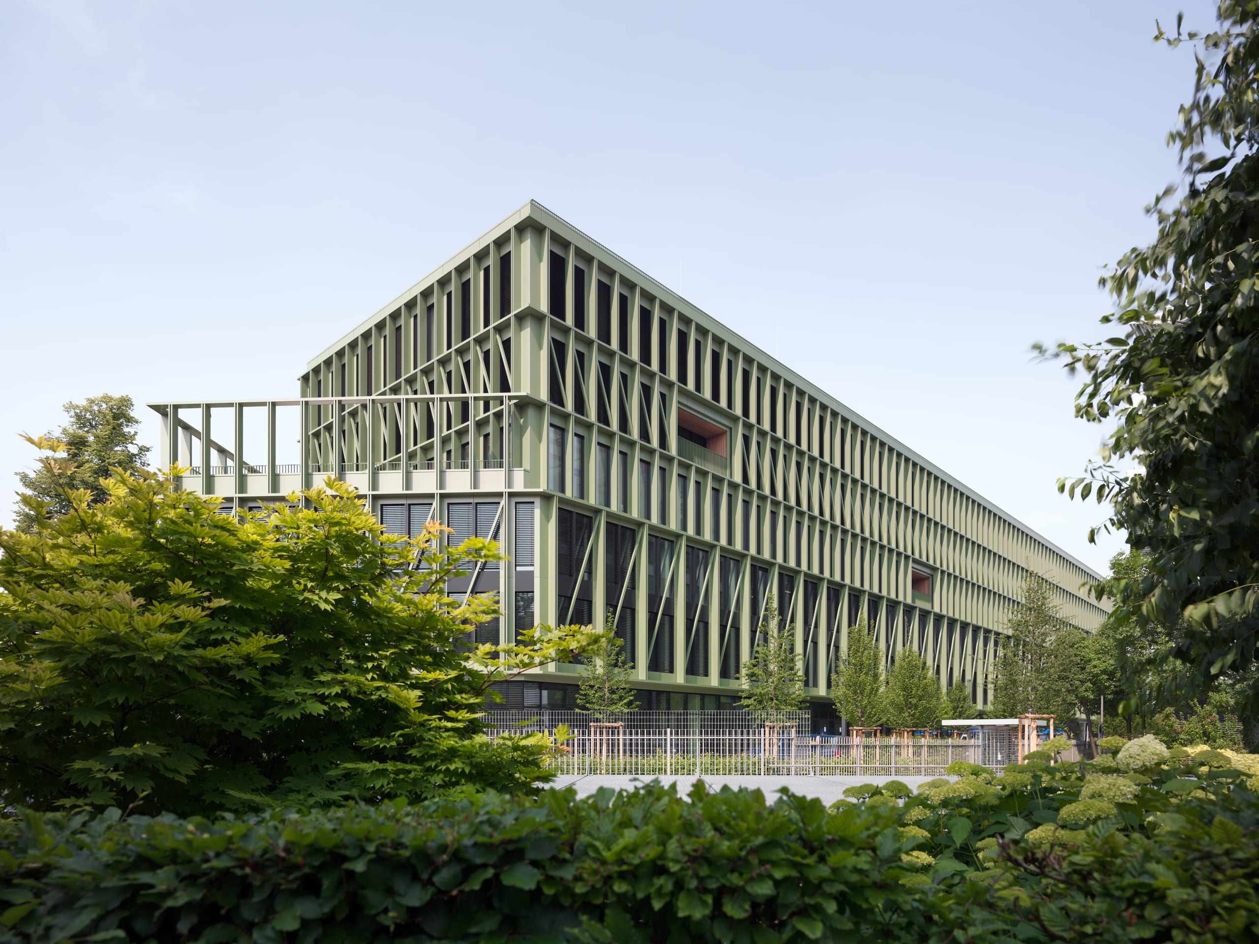 Modernes Gebäude mit grünen Strukturen und Bäumen