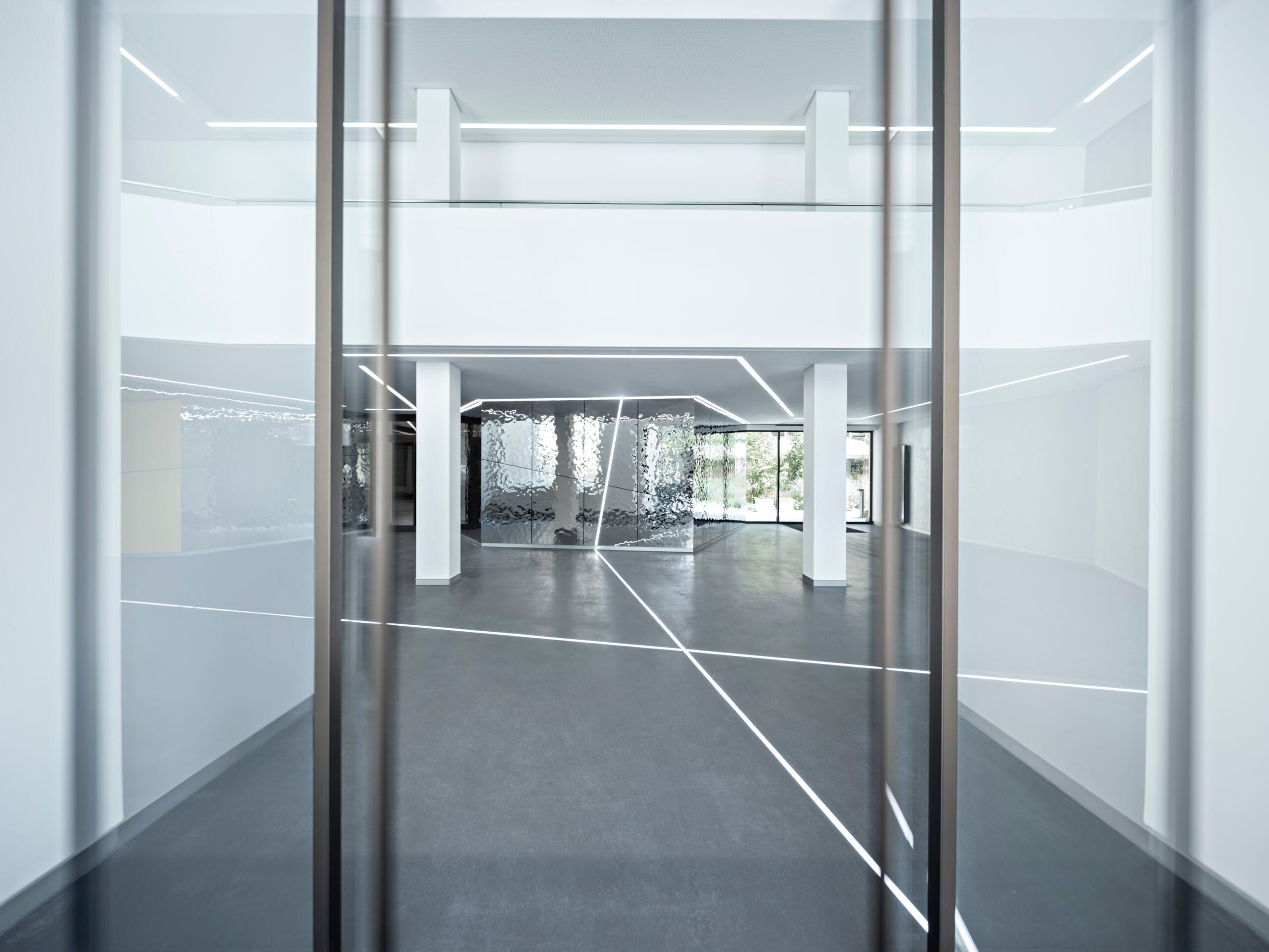 Moderne Galerie Innenraum mit Glaswänden.