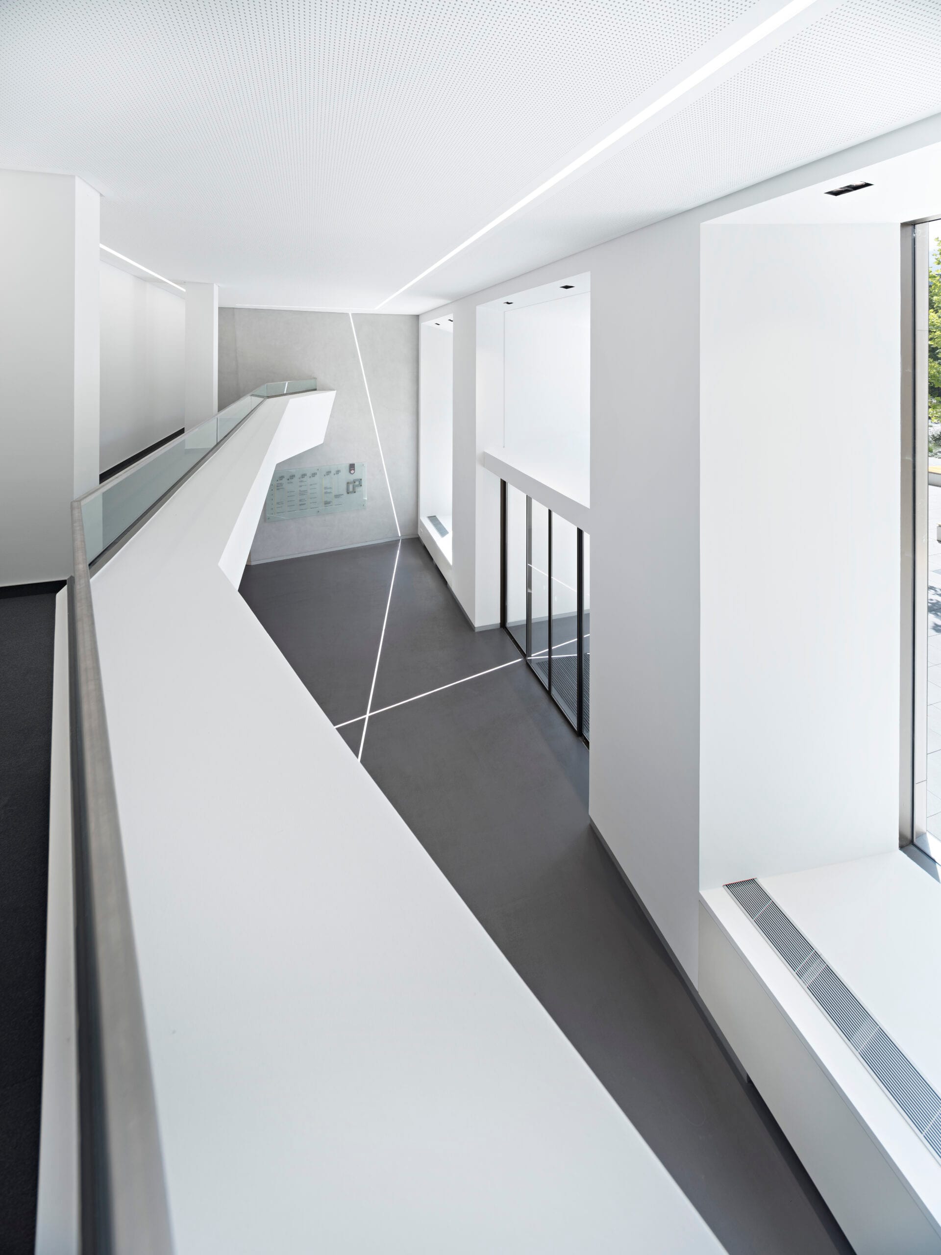 Modernes, helles Flurinterieur mit minimalistischem Design.