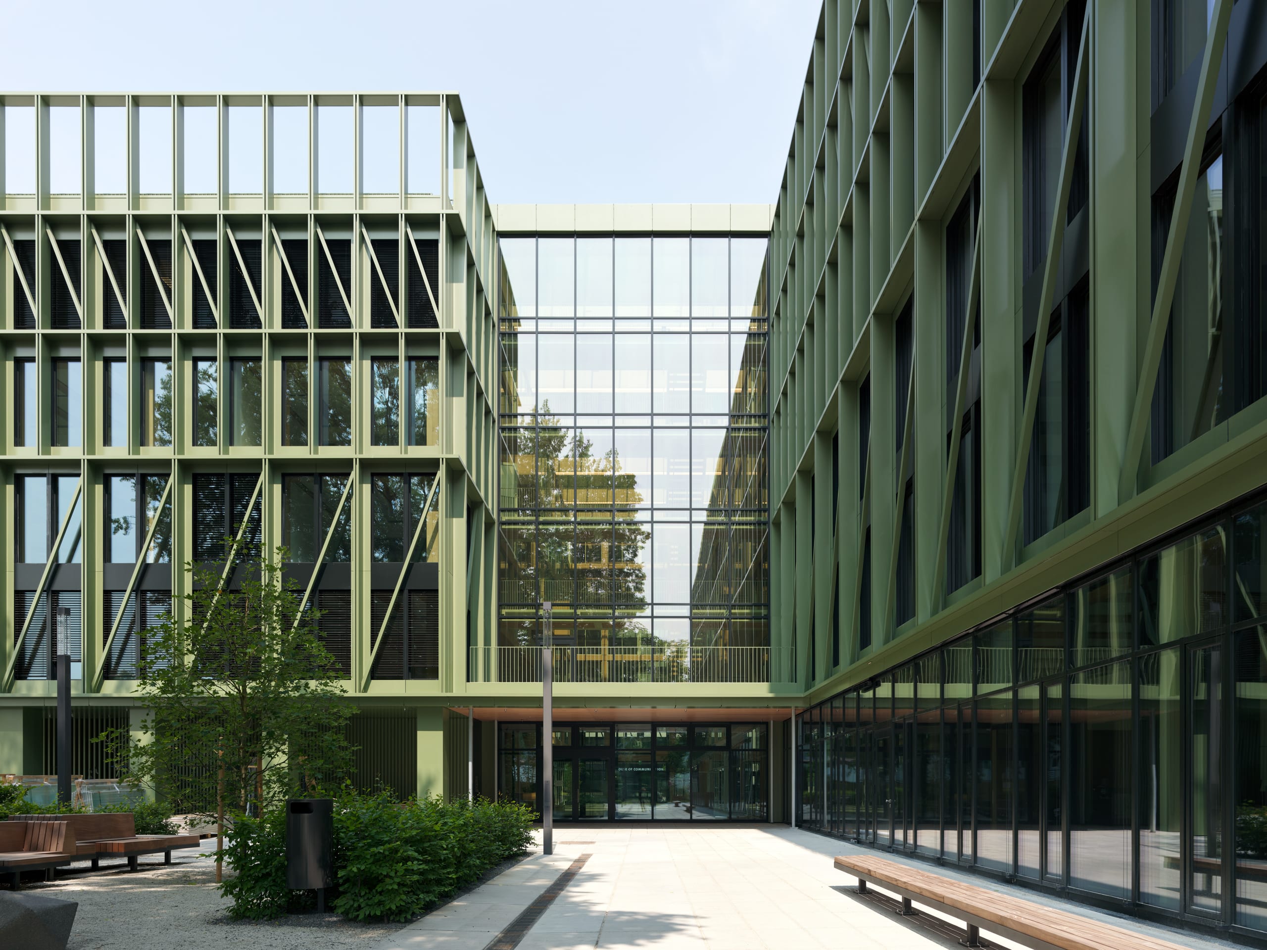 Modernes Gebäude mit Glasfassade und grünem Rahmen