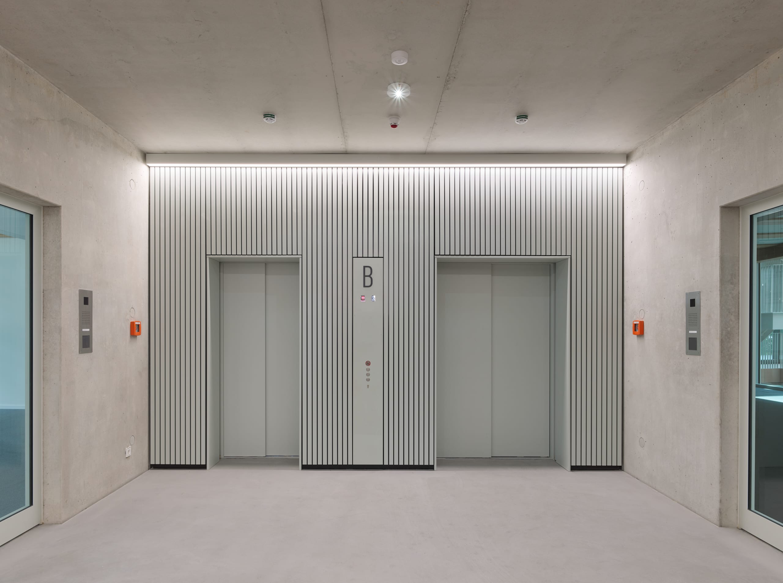 Moderne Aufzugslobby mit zwei Fahrstühlen