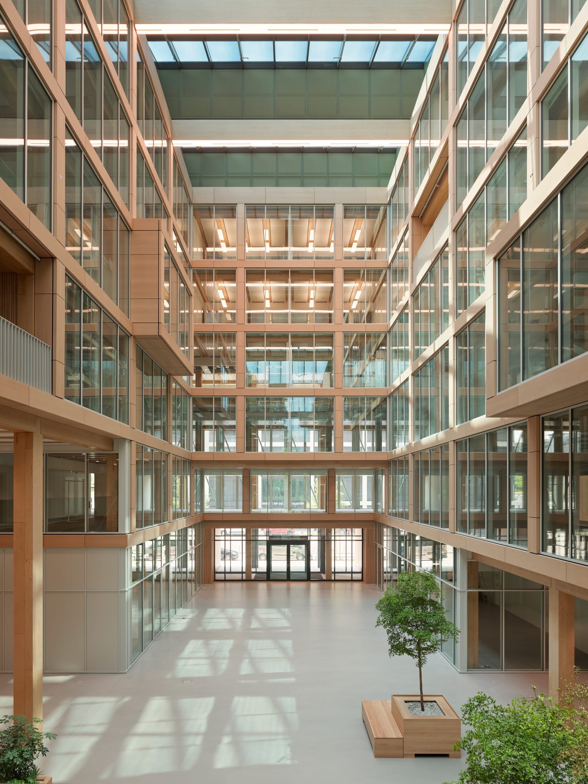 Modernes Atrium mit Holz und Glas.