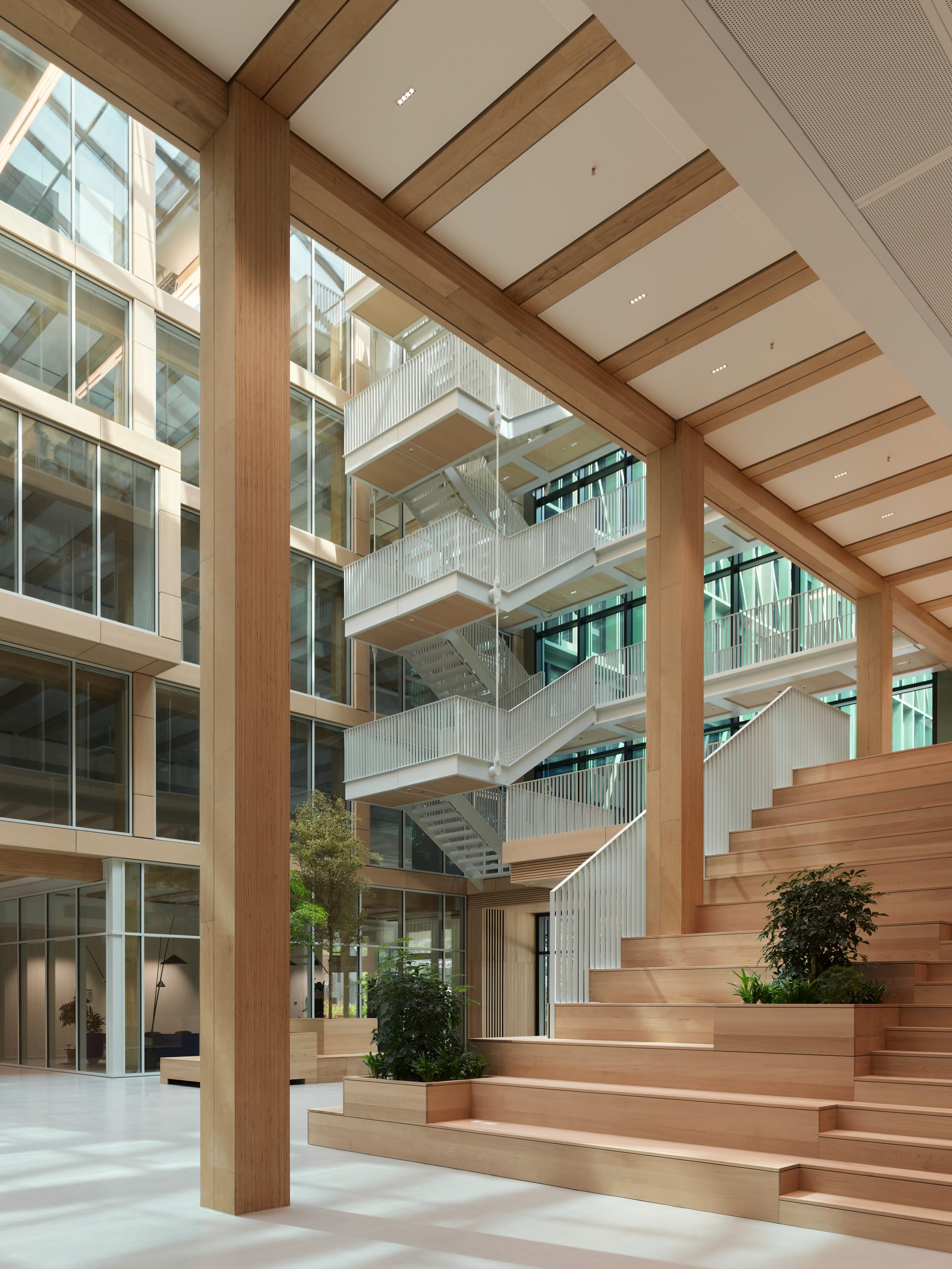 Modernes Atrium mit Treppen und Pflanzen