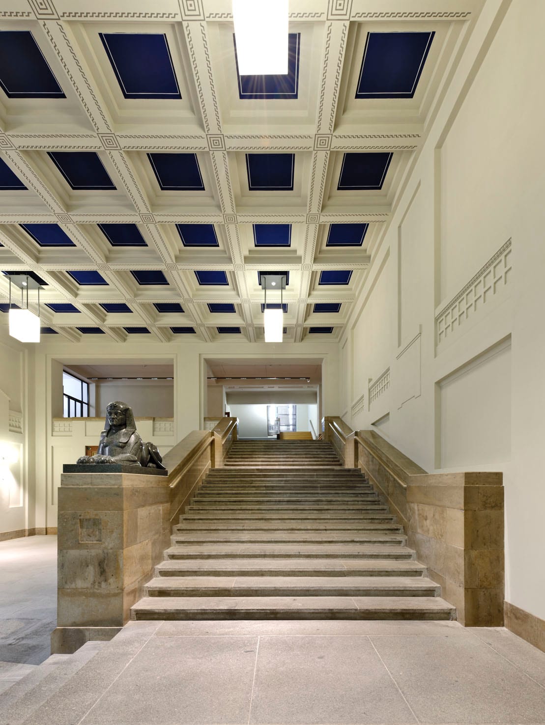Elegante Treppe in historischem Gebäudeinnenraum