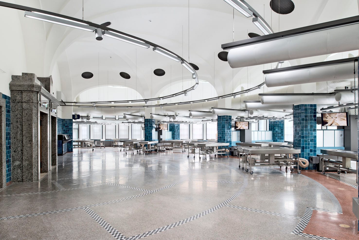 Leere moderne Großküche mit Edelstahleinrichtung.