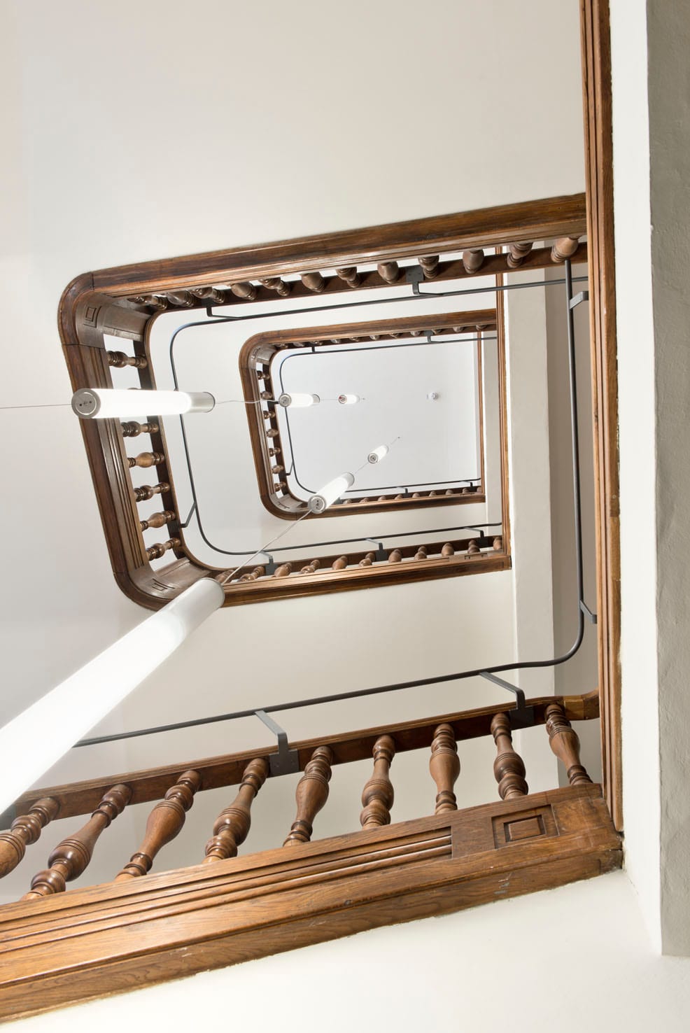 Treppenhaus mit Holzgeländer aus der Vogelperspektive.