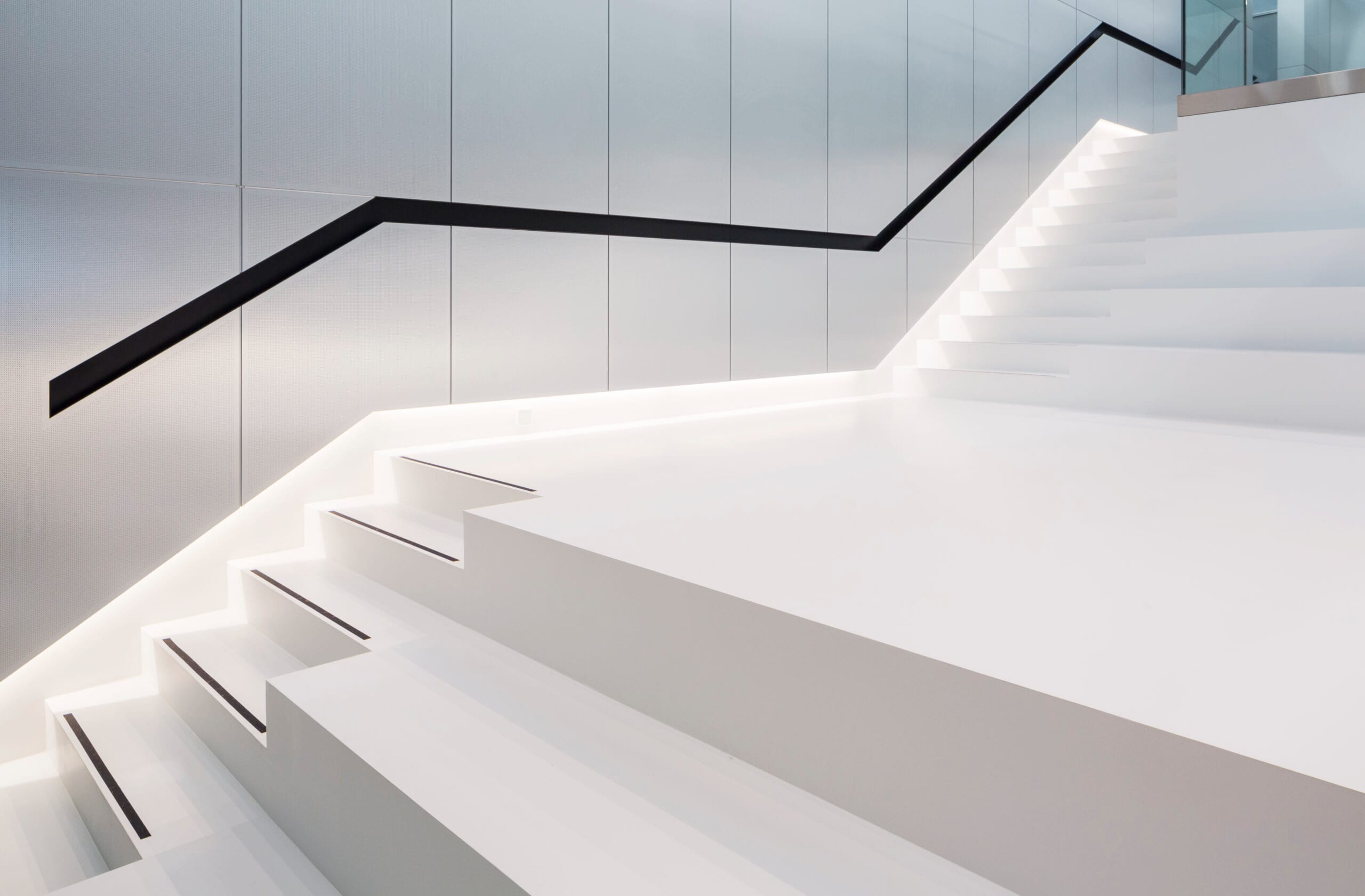 Moderne weiße Treppe mit Beleuchtung.