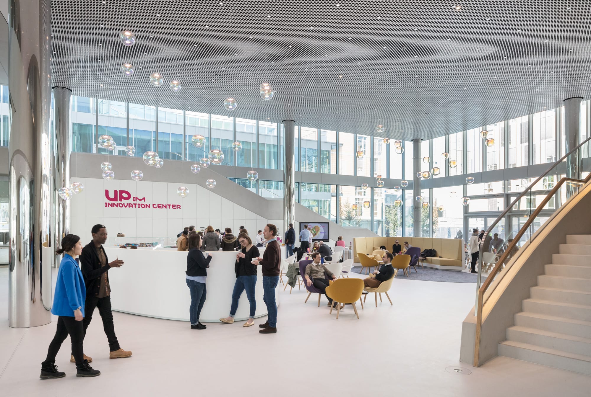 Menschen im modernen Innovationszentrum.