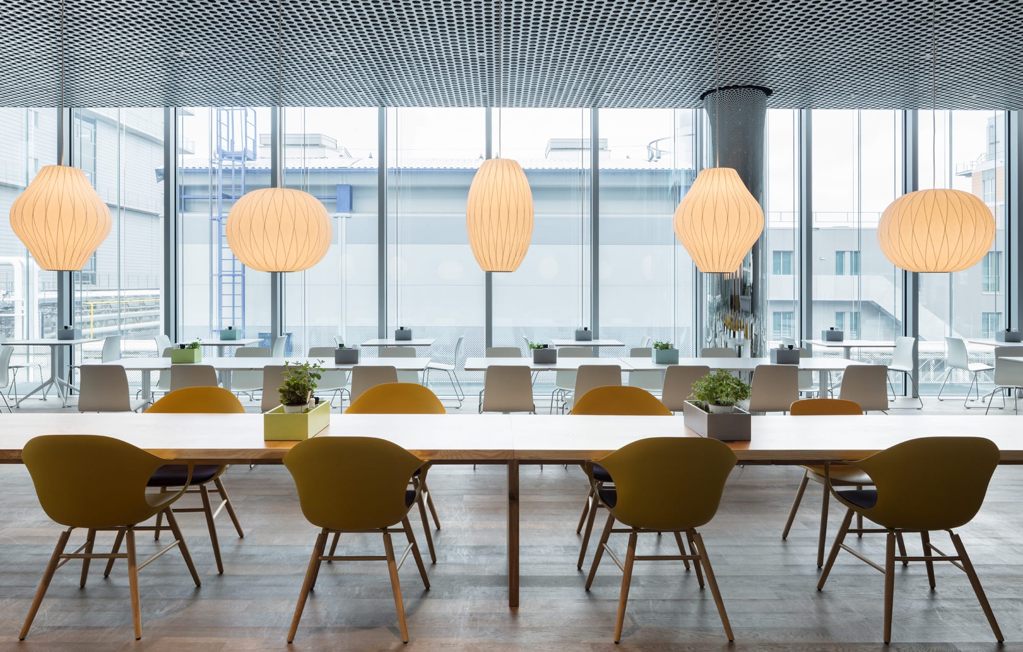 Modernes Büro-Esszimmer mit Design-Beleuchtung.