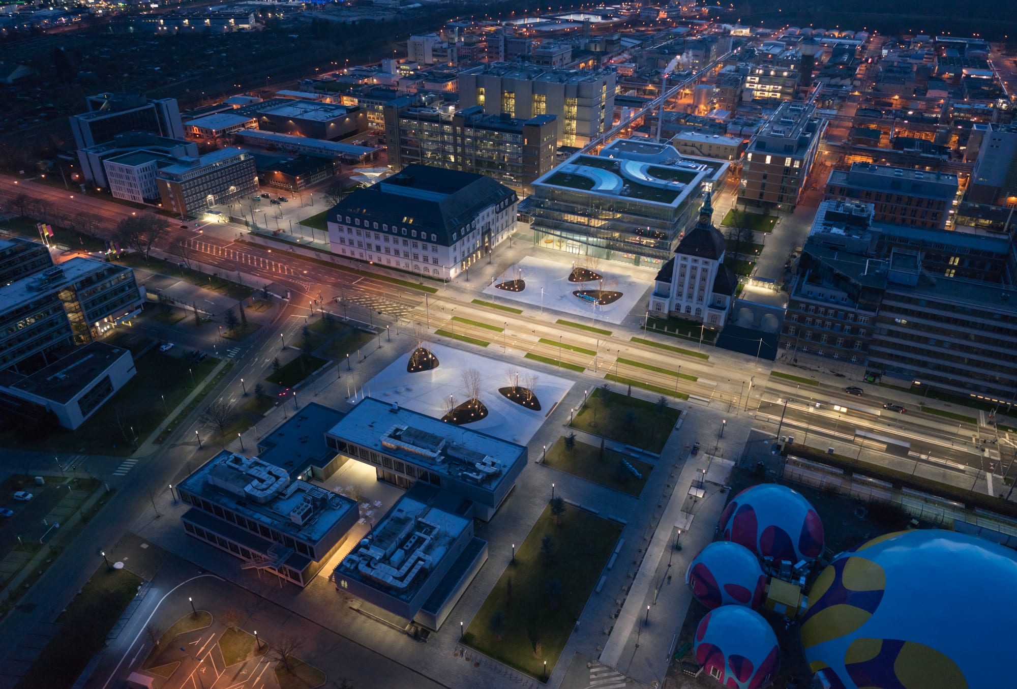 Stadtlandschaft bei Nacht aus der Vogelperspektive.