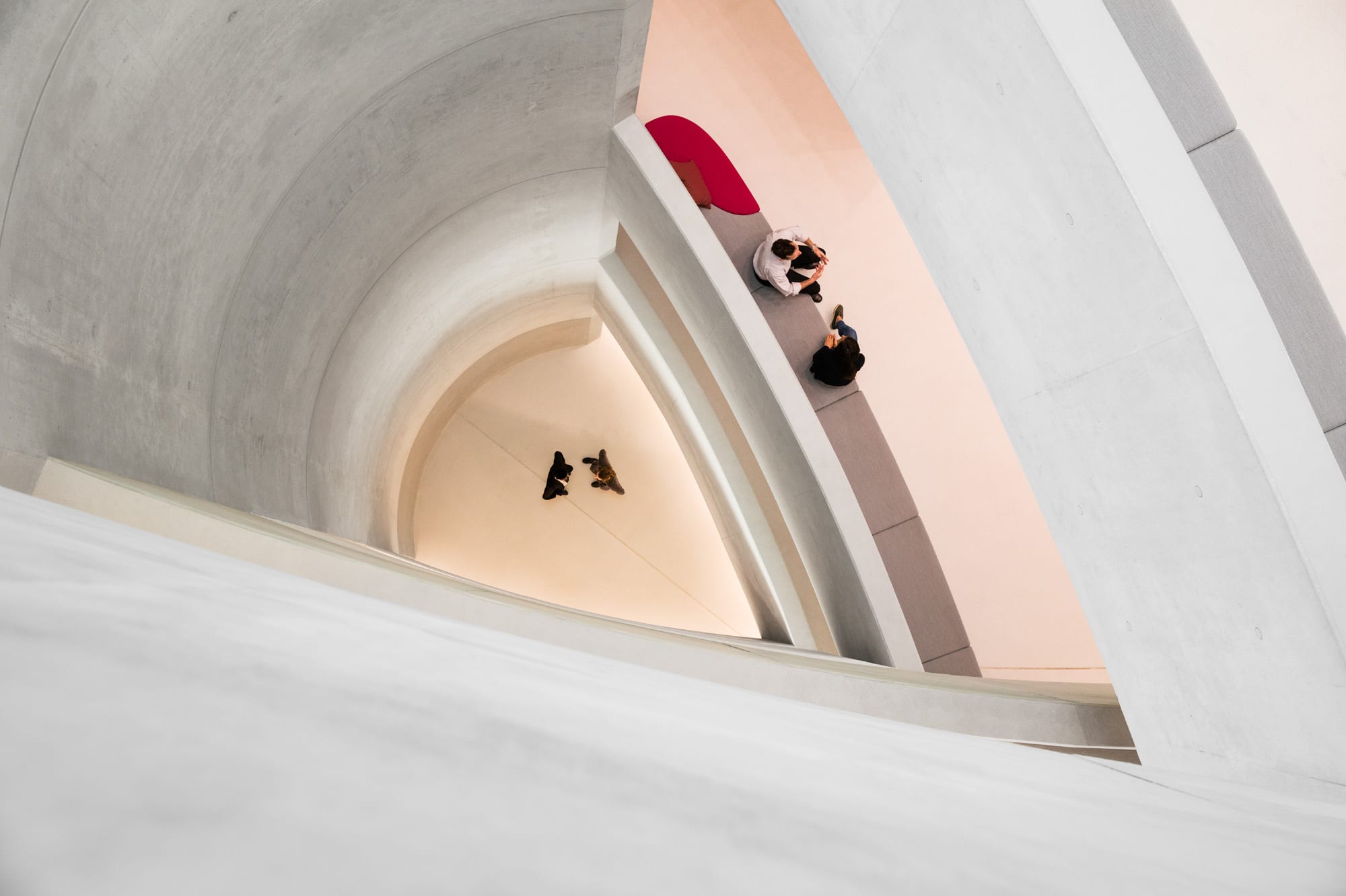 Moderne Architektur mit Personen auf Treppe
