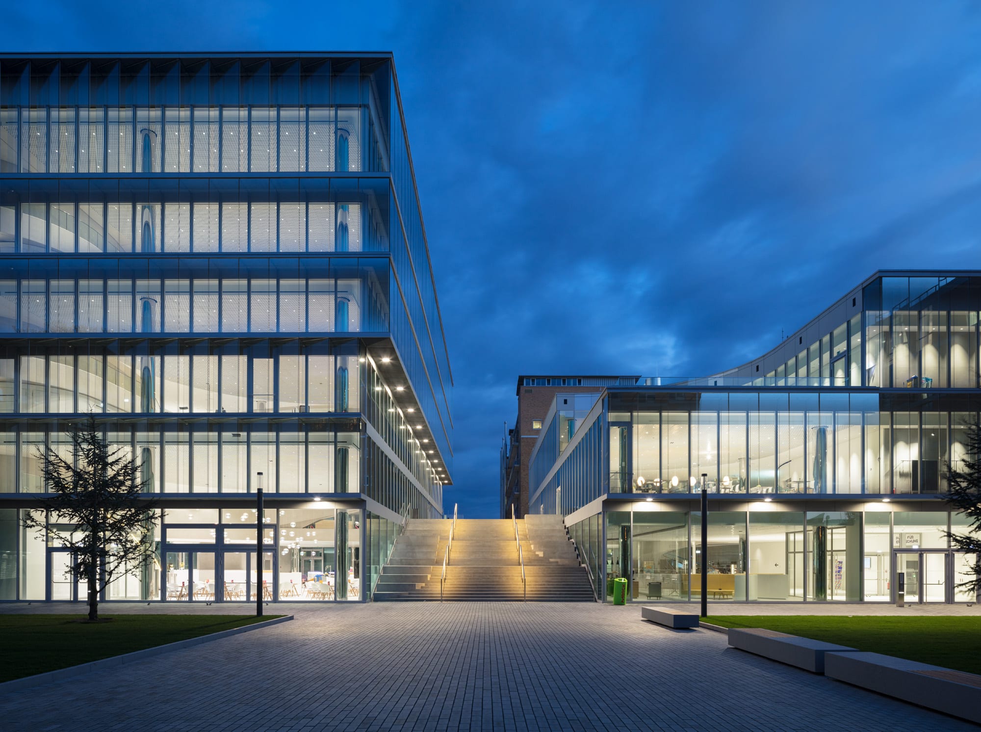 Moderne Bürogebäude bei Dämmerung.