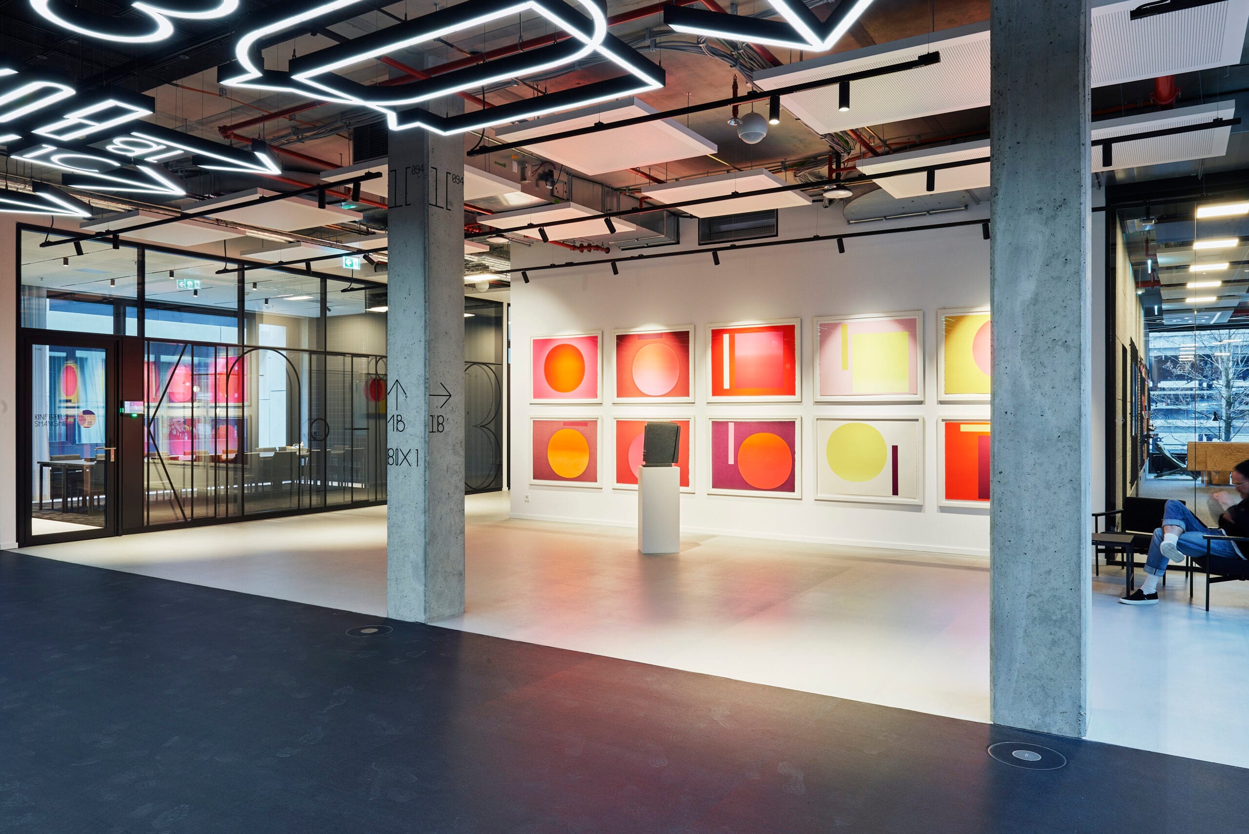 Moderne Kunstgalerie mit farbigen Gemälden.