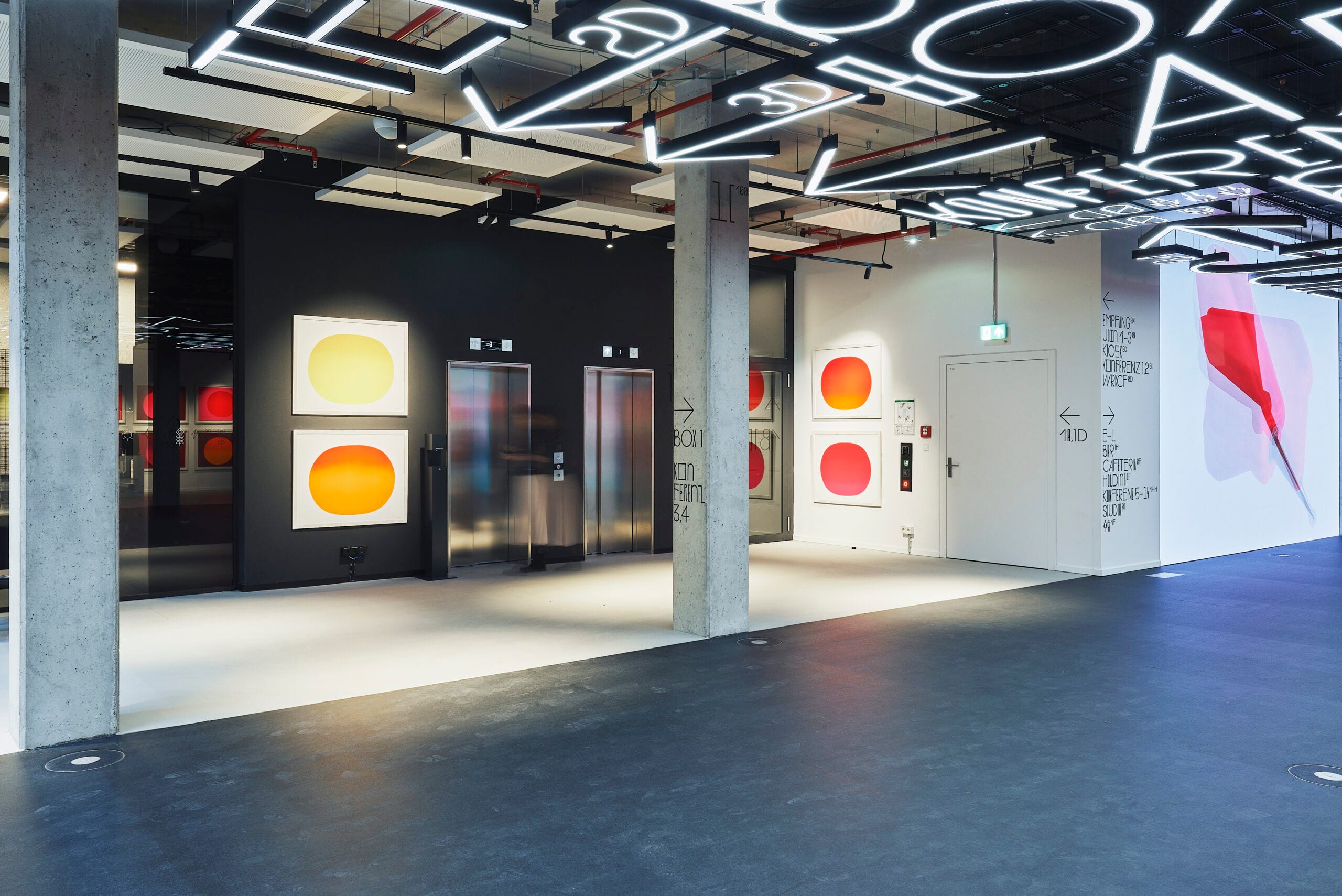 Moderne Kunstgalerie Innenraum mit abstrakten Gemälden.