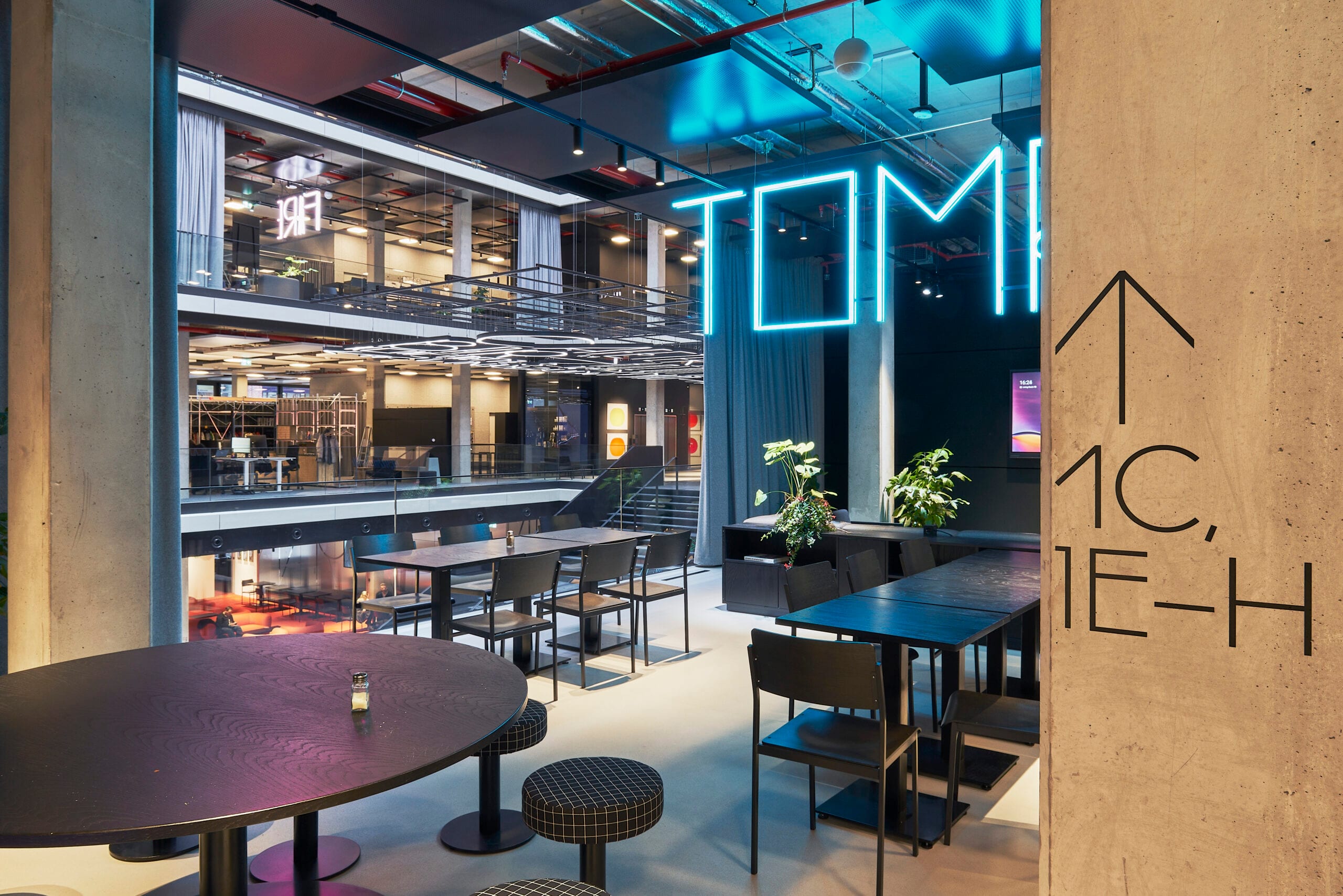 Moderner Innenraum eines Bürogebäudes mit Neonbeleuchtung.