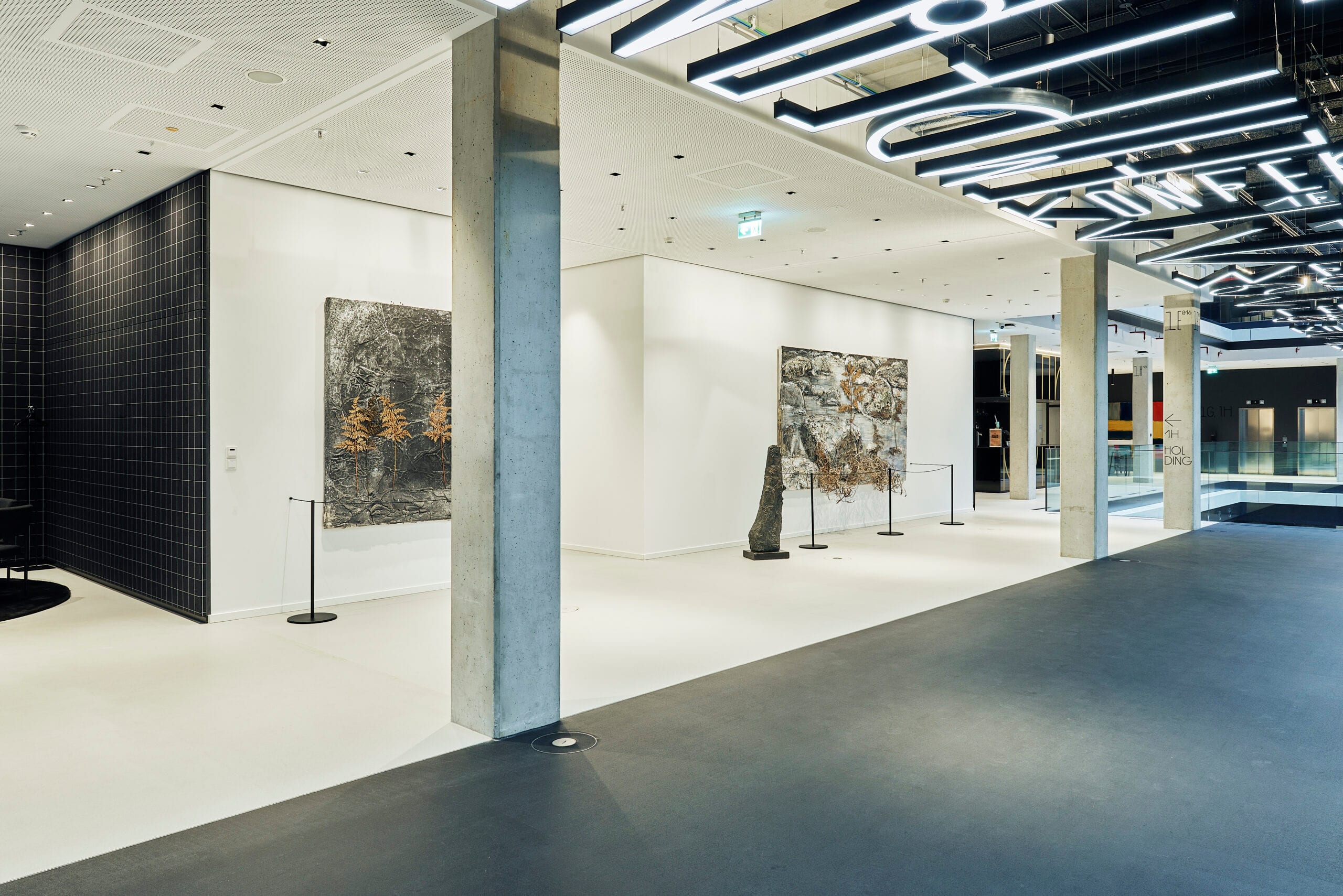 Moderne Kunstgalerie mit Gemälden und Skulpturen