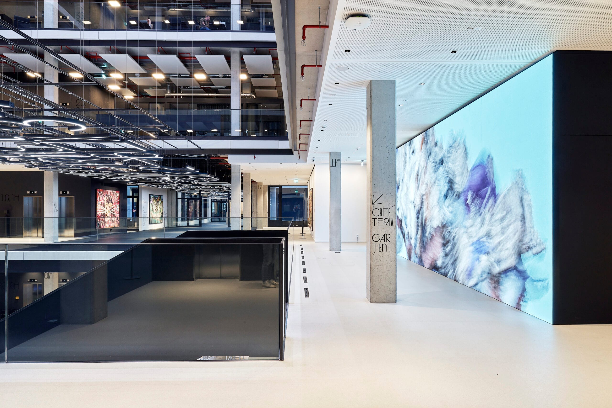 Modernes Gebäude Innenraum mit Kunstinstallation.