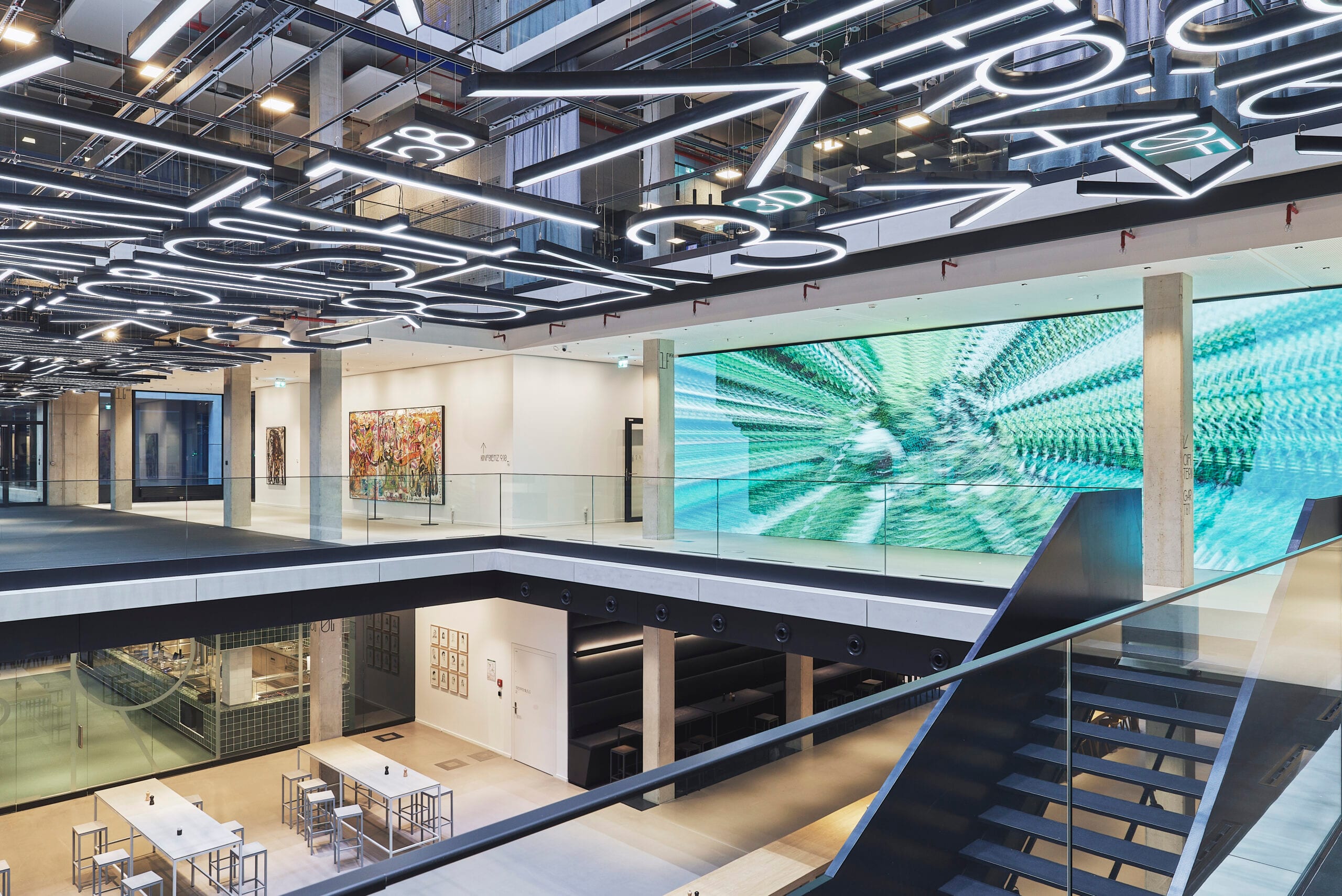 Modernes Gebäude mit Kunstwerken und Beleuchtung.