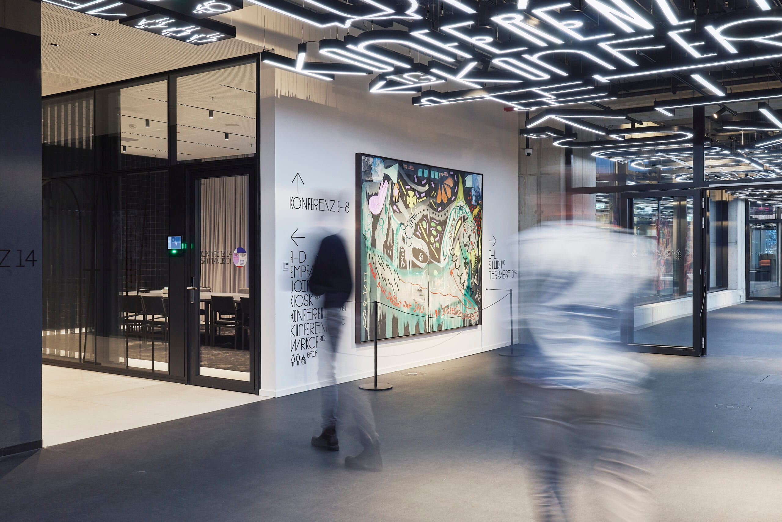 Moderne Lobby mit Kunstwerk und Neonlichter.