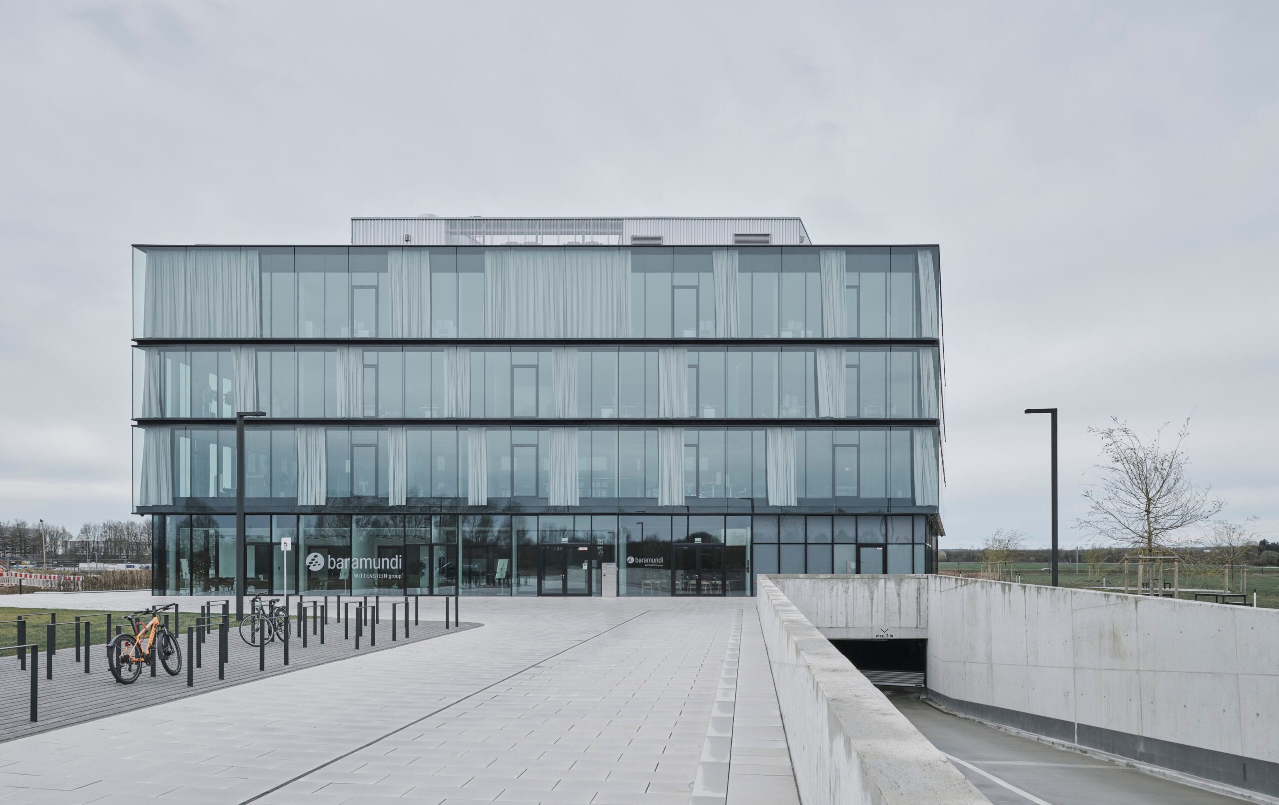 Modernes Bürogebäude bei Tageslicht.