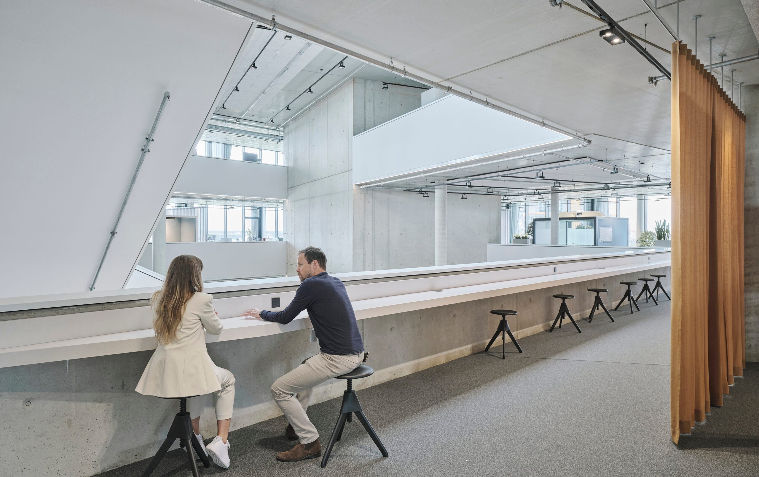 Moderne Büro-Innenarchitektur mit zwei Personen.