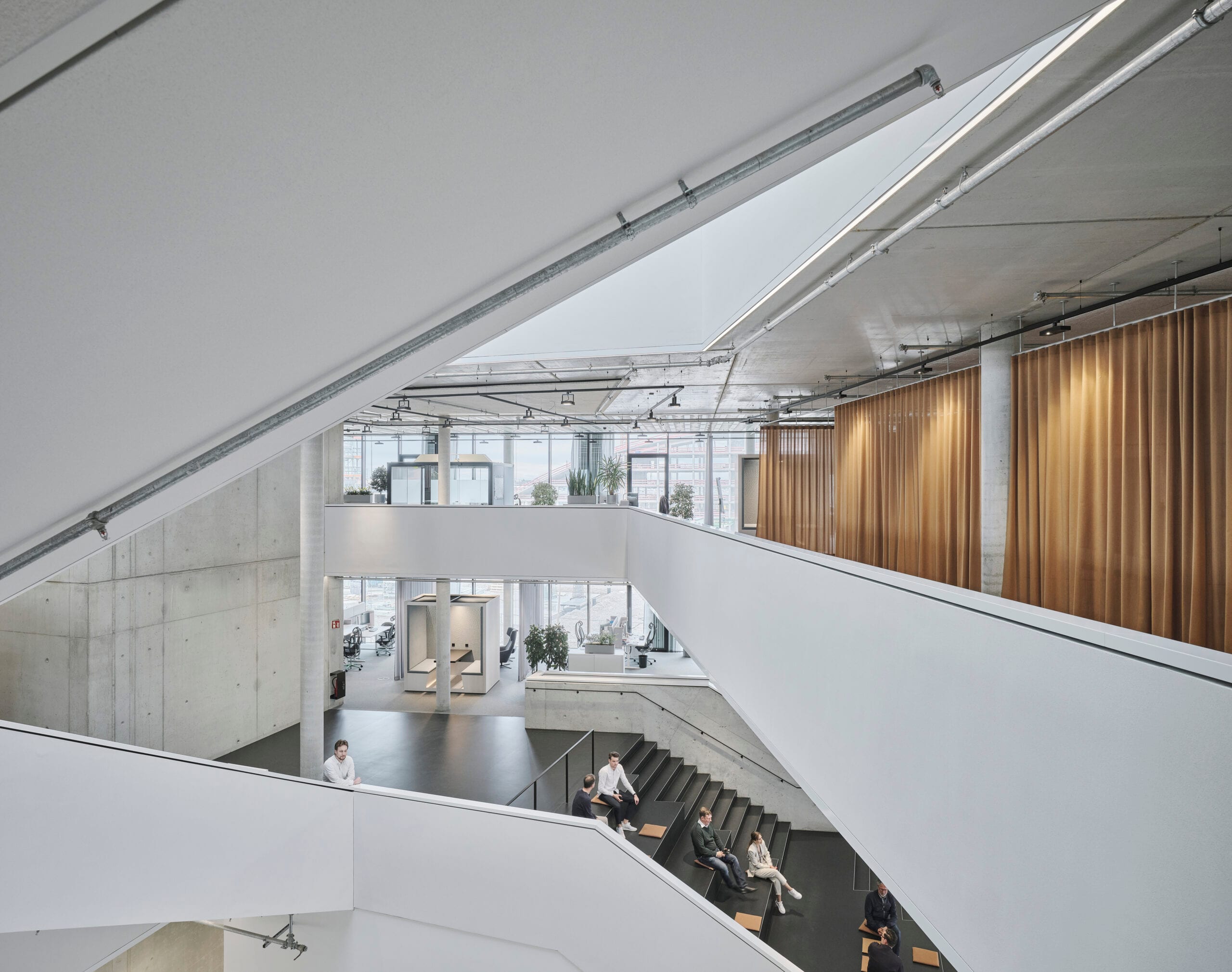 Moderne Büroarchitektur mit offenen Arbeitsbereichen.