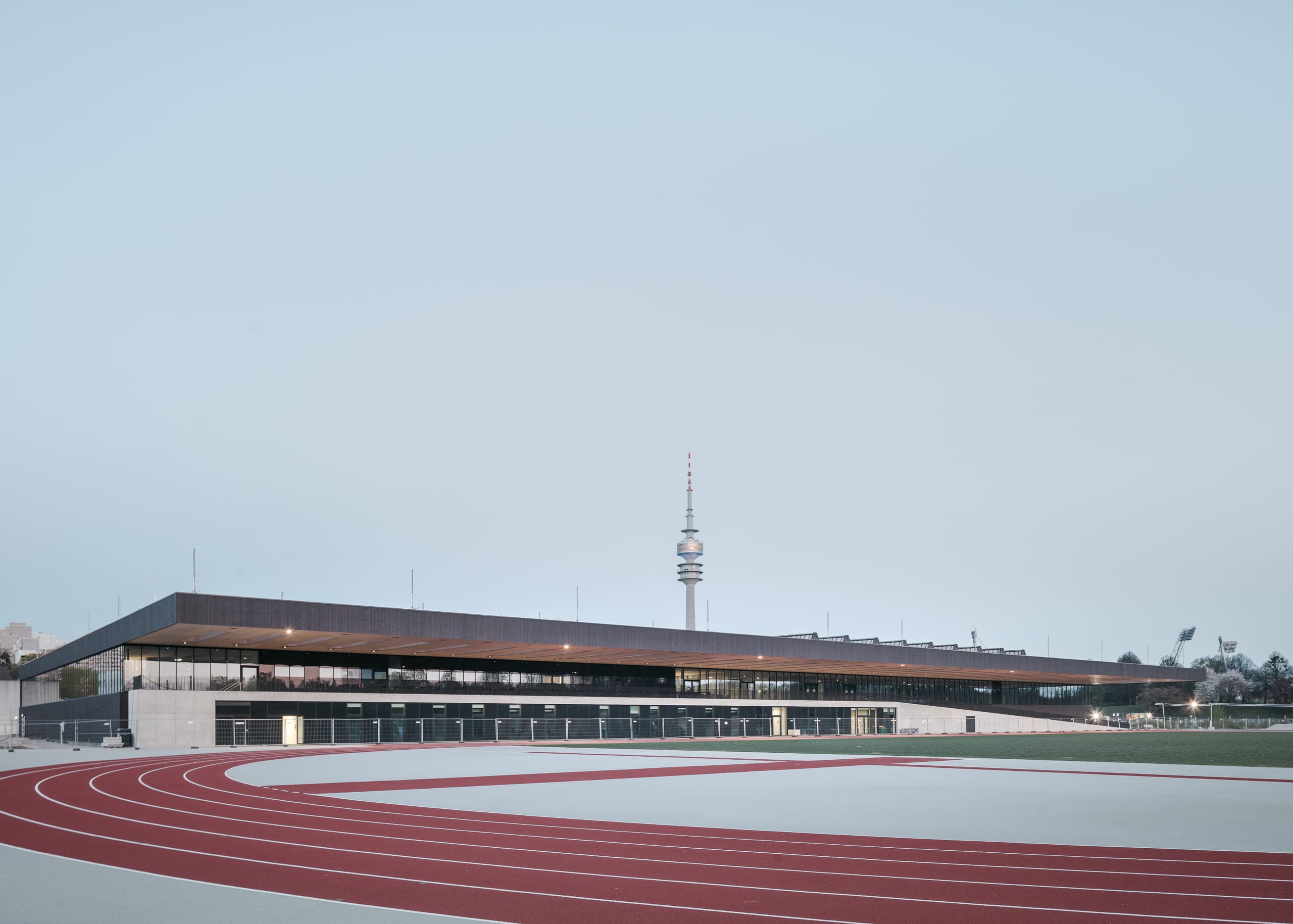 Moderne Sportarena mit Laufbahn, Campus München
