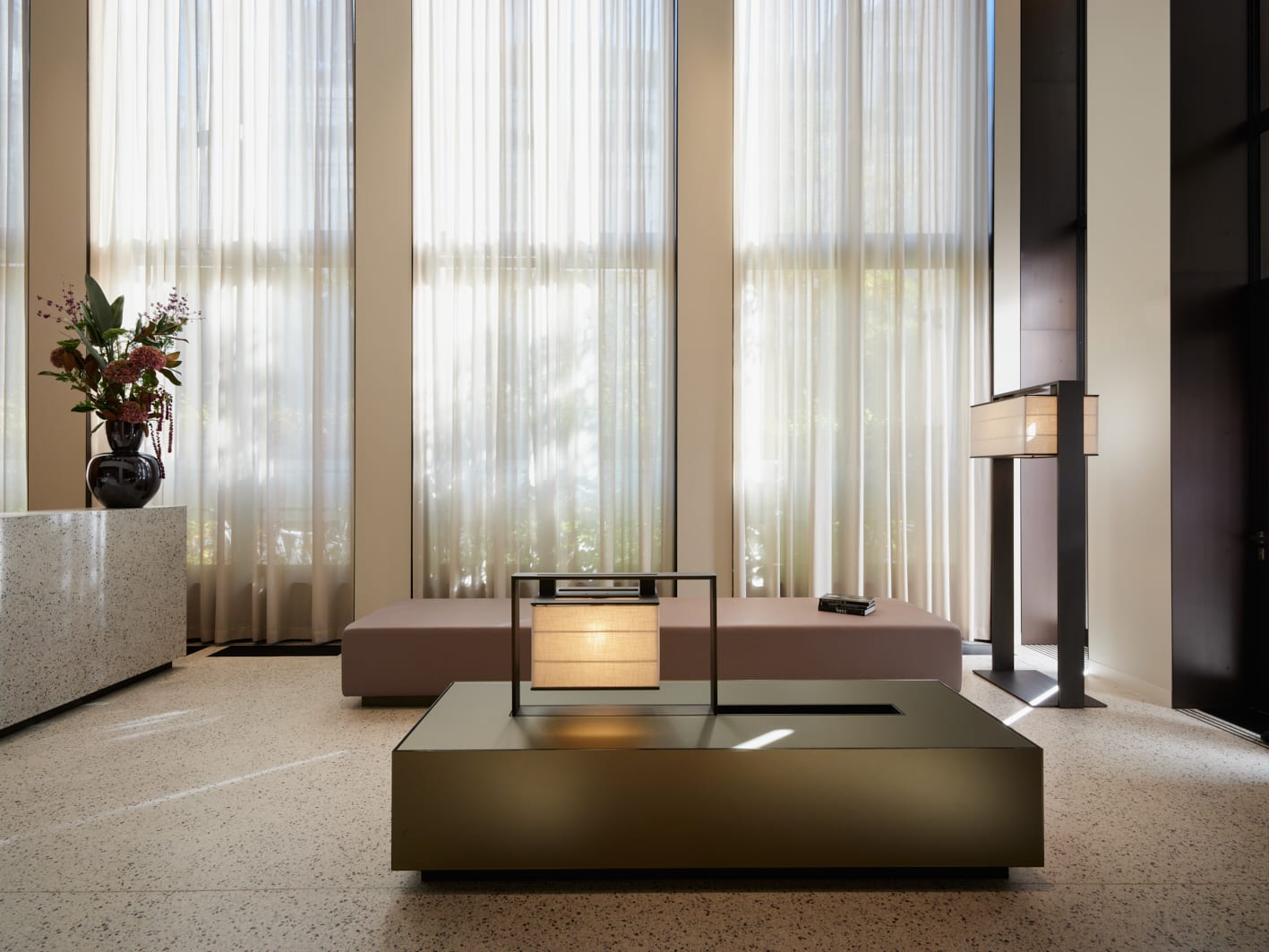 Moderne Lobby mit großen Fenstern und Dekor.