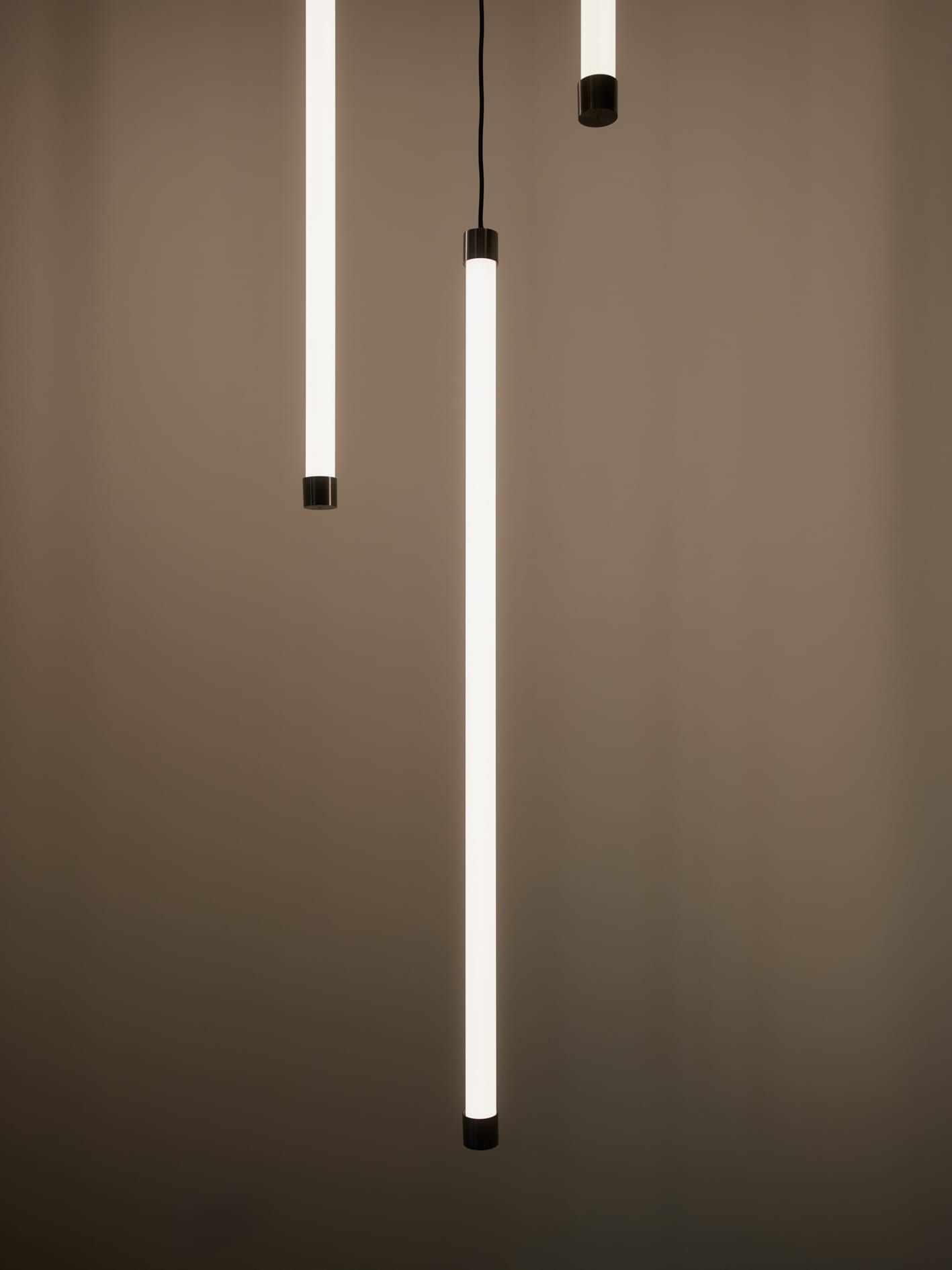 Hängende, leuchtende Röhrenlampen an der Decke.