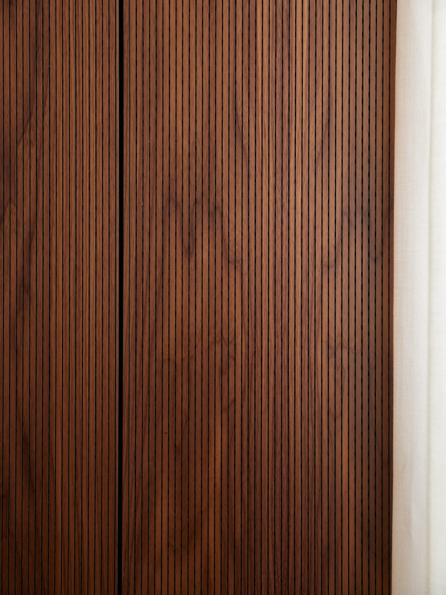 Holzpaneel mit vertikalen Linien