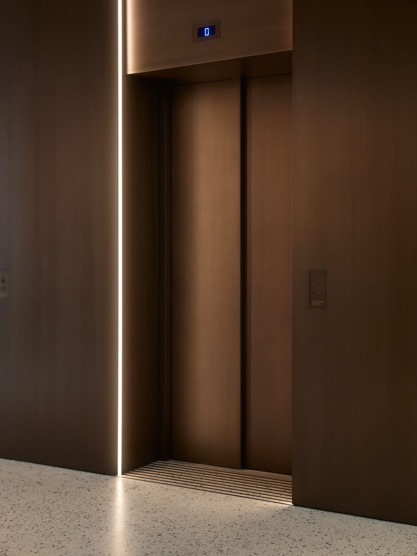 Moderner Aufzug mit geschlossenen Türen und moderner Beleuchtung.