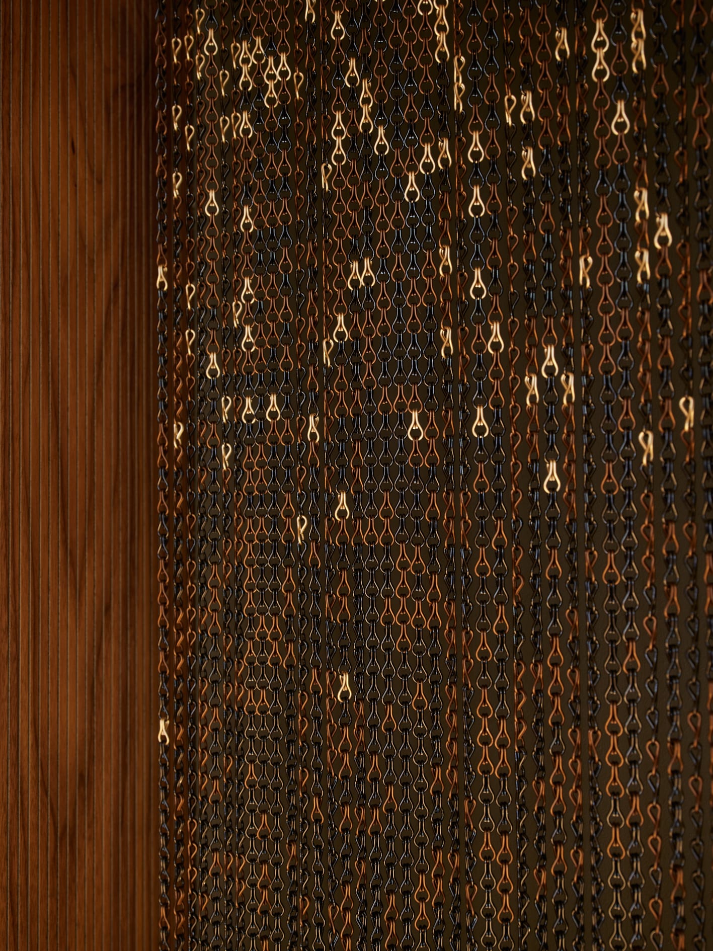 Braune Holzwand mit dekorativen Kettensträngen