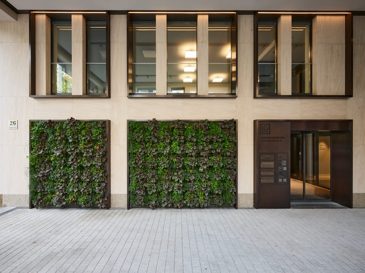 Moderne Fassade mit vertikalem Garten