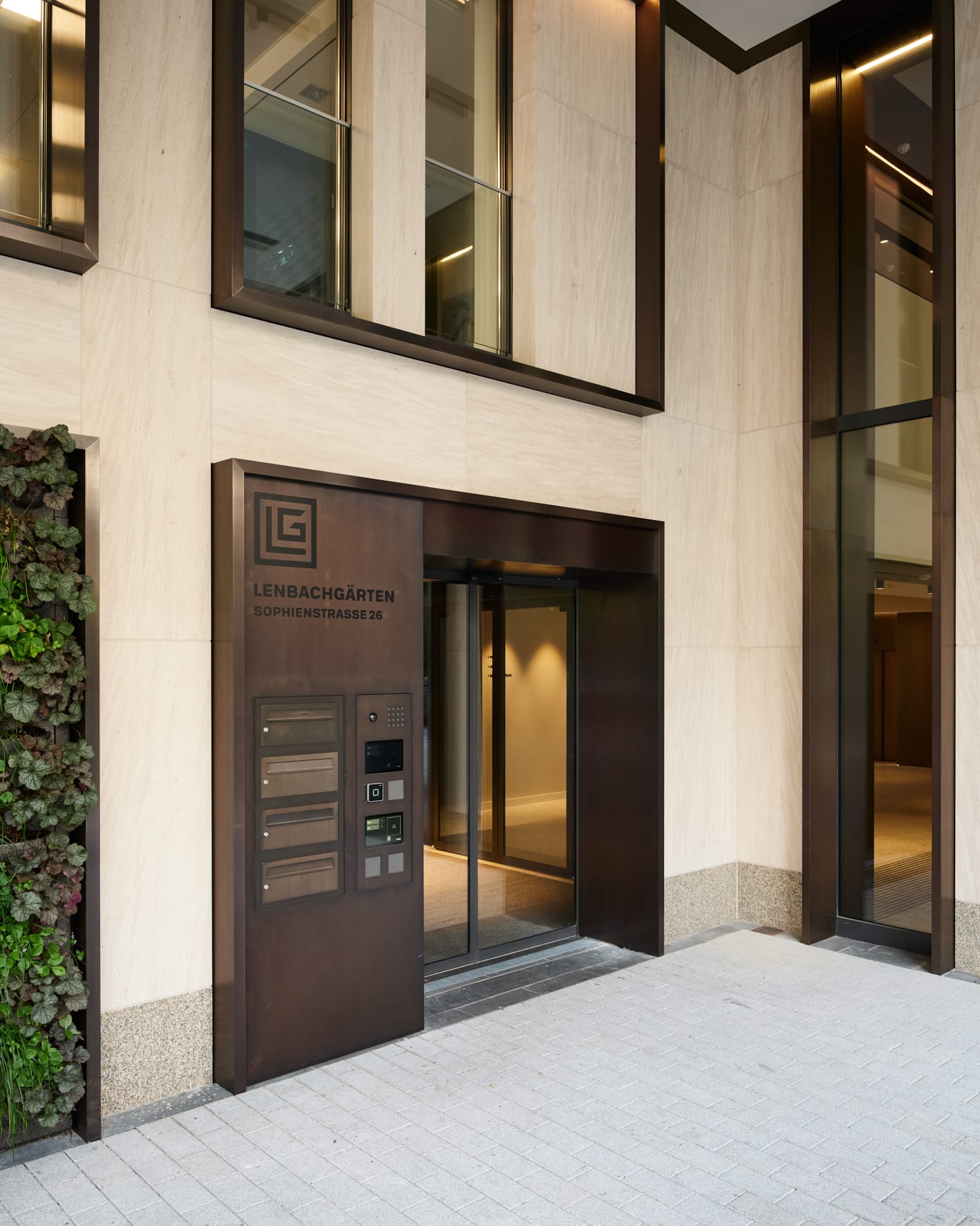 Lichtdesign im Eingangsbereich eines Münchner Bürgebäudes