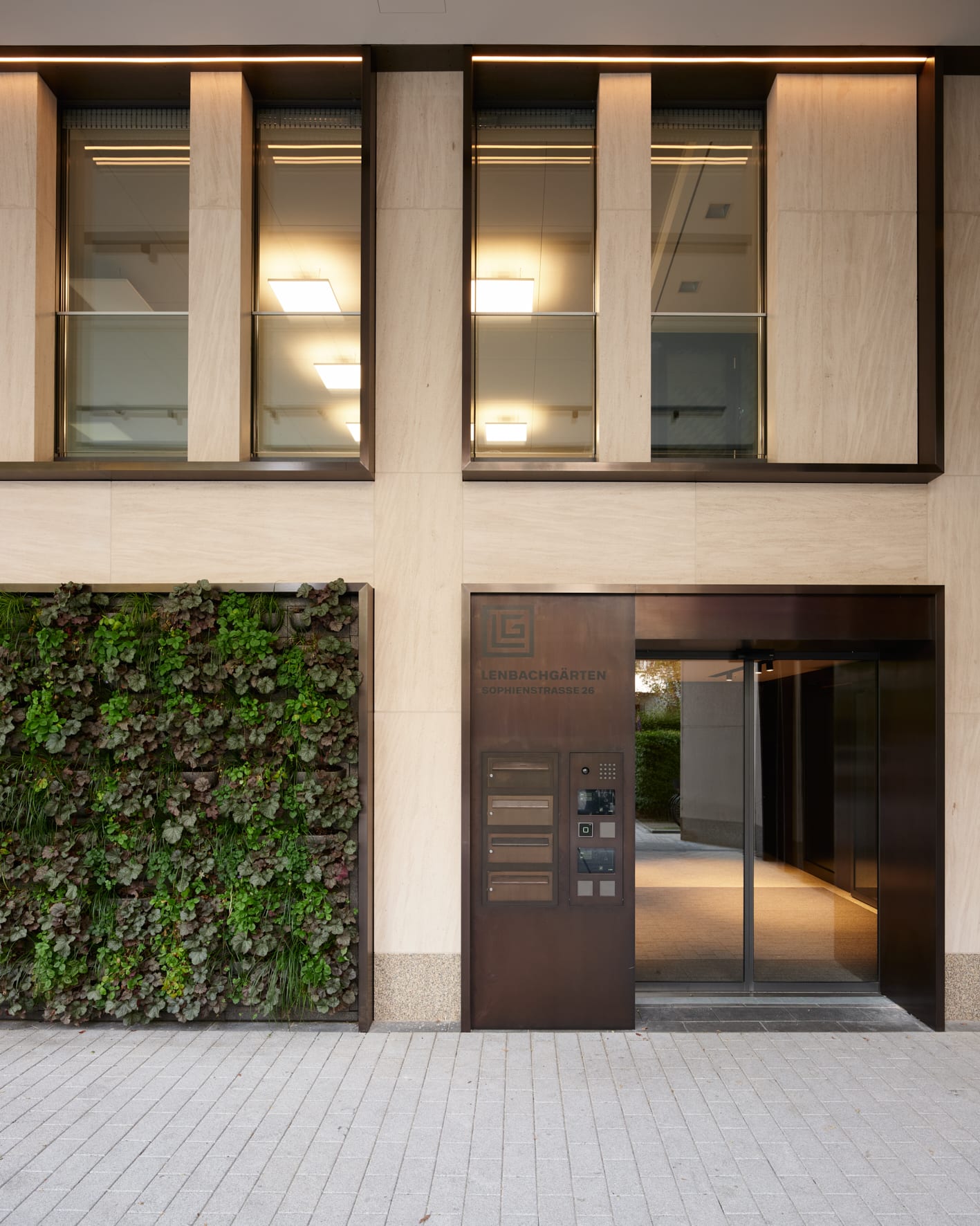 Modernes Gebäude mit vertikalem Garten.