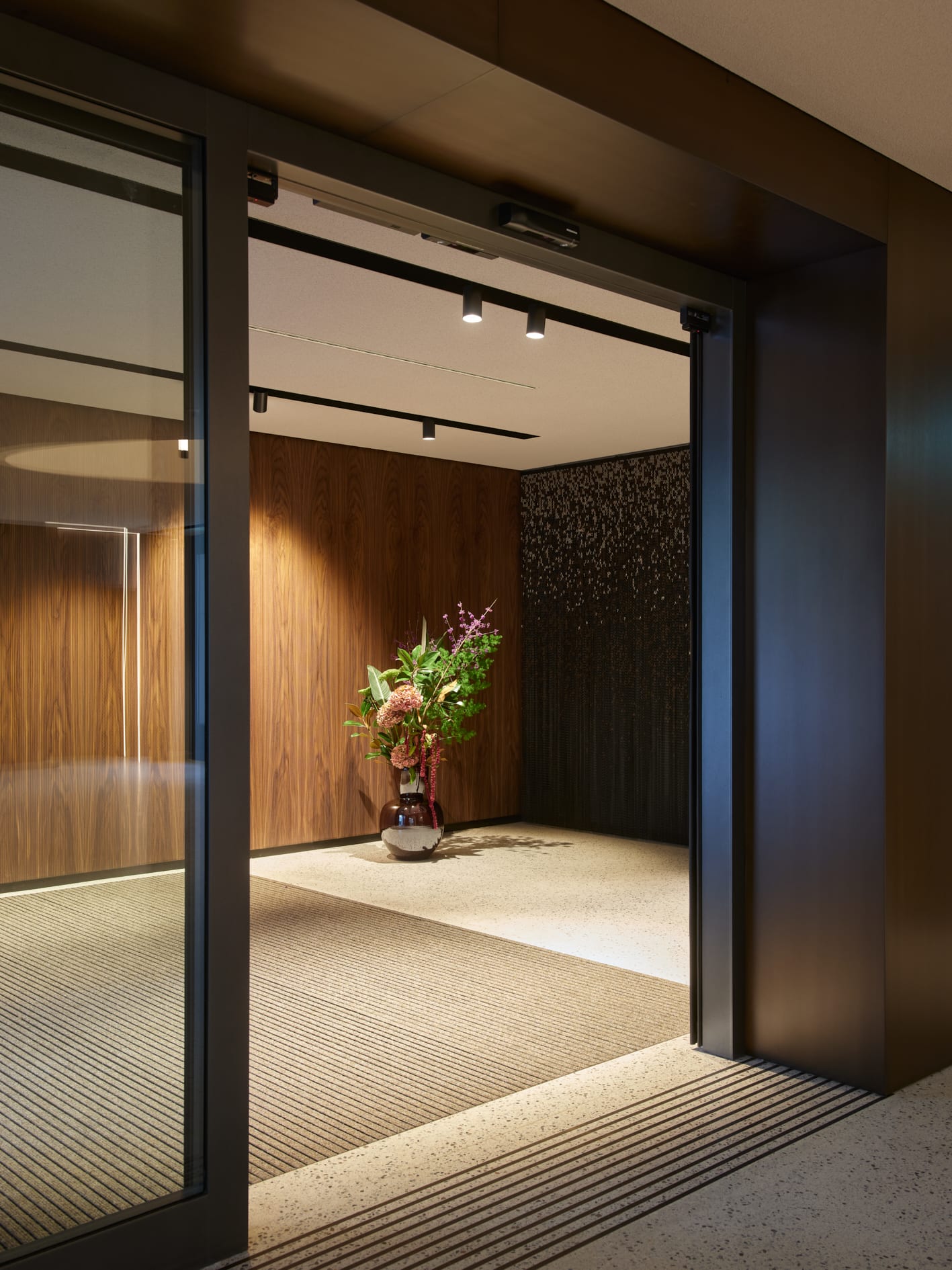 Moderne Lobby mit Holzverkleidung und Pflanzen. Licht bring Stimmung.