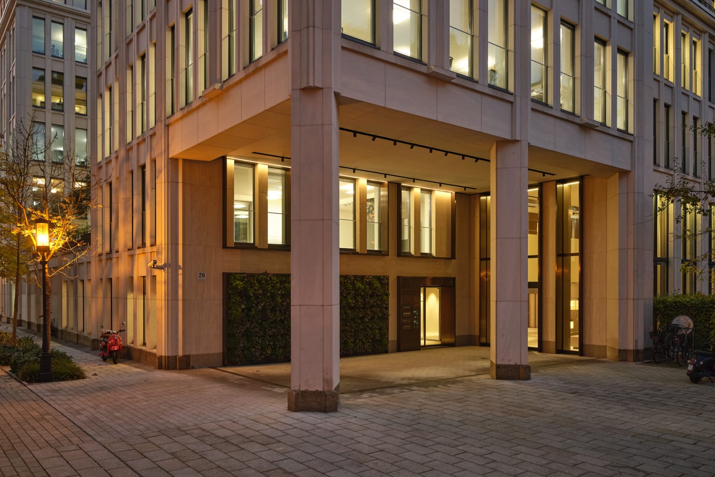 Beleuchtetes Bürogebäude in der Abenddämmerung