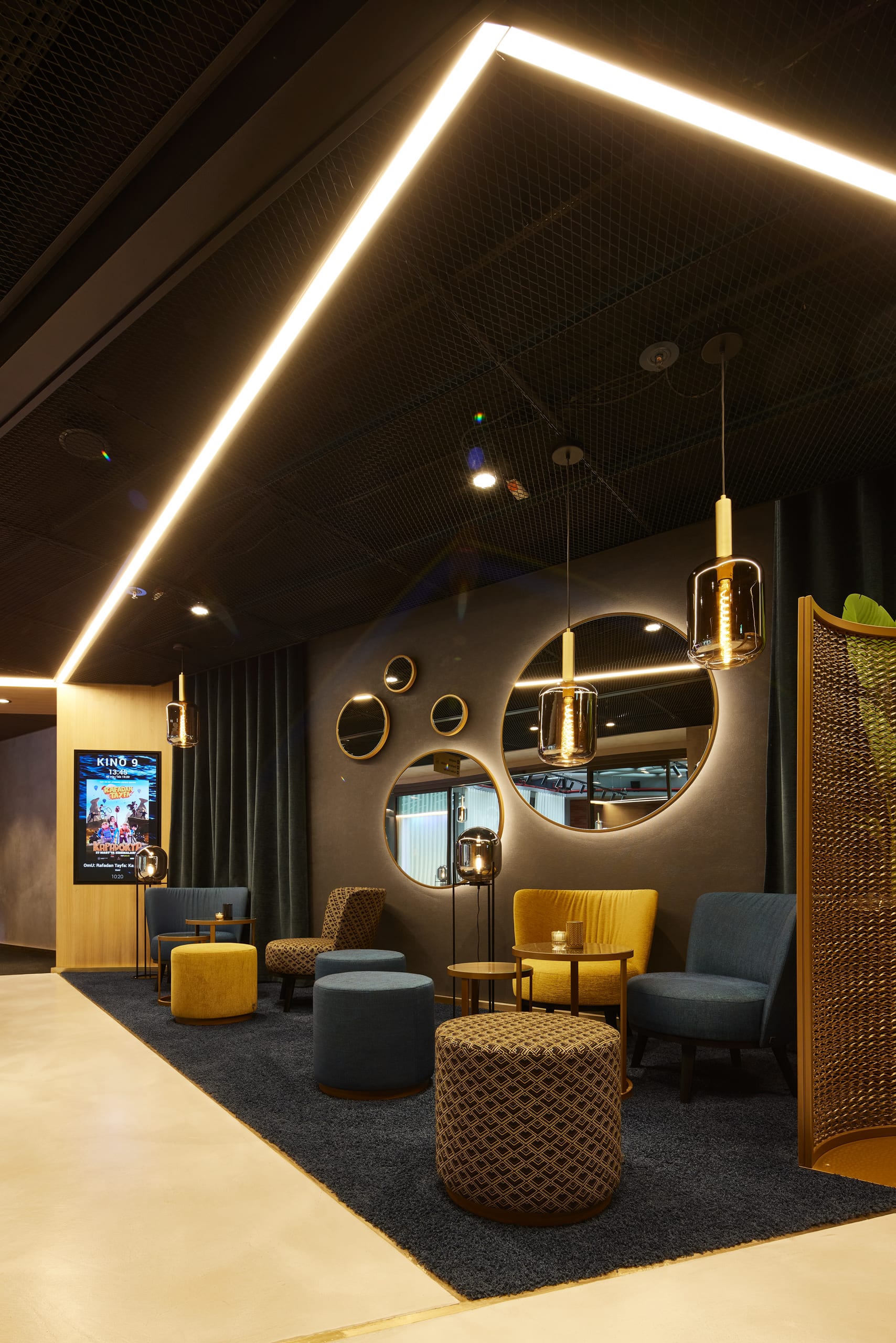 Modernes Kinofoyer mit stilvollen Sitzmöbeln und Beleuchtung