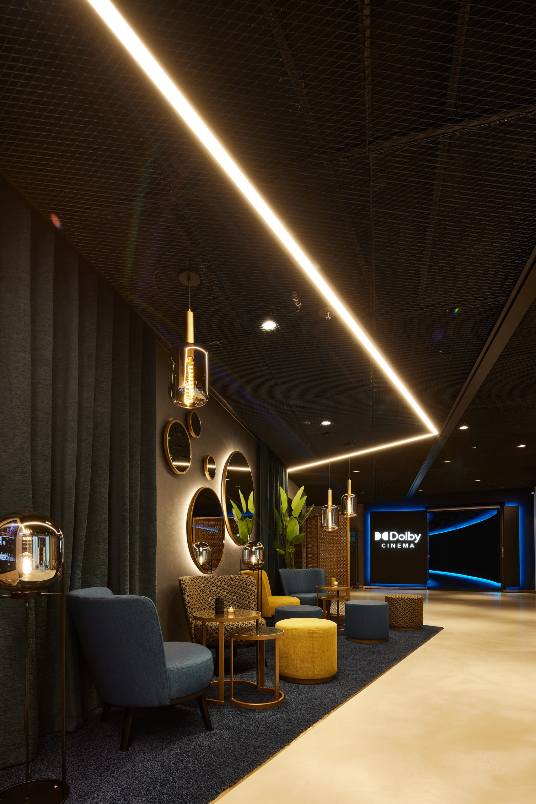 Modernes Kinofoyer mit stilvoller Lounge und Beleuchtung