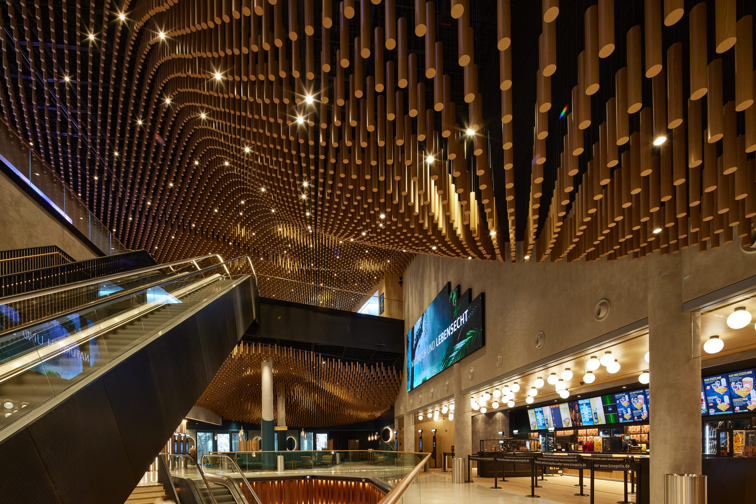 Modernes Kino mit Rolltreppen und leuchtender Decke