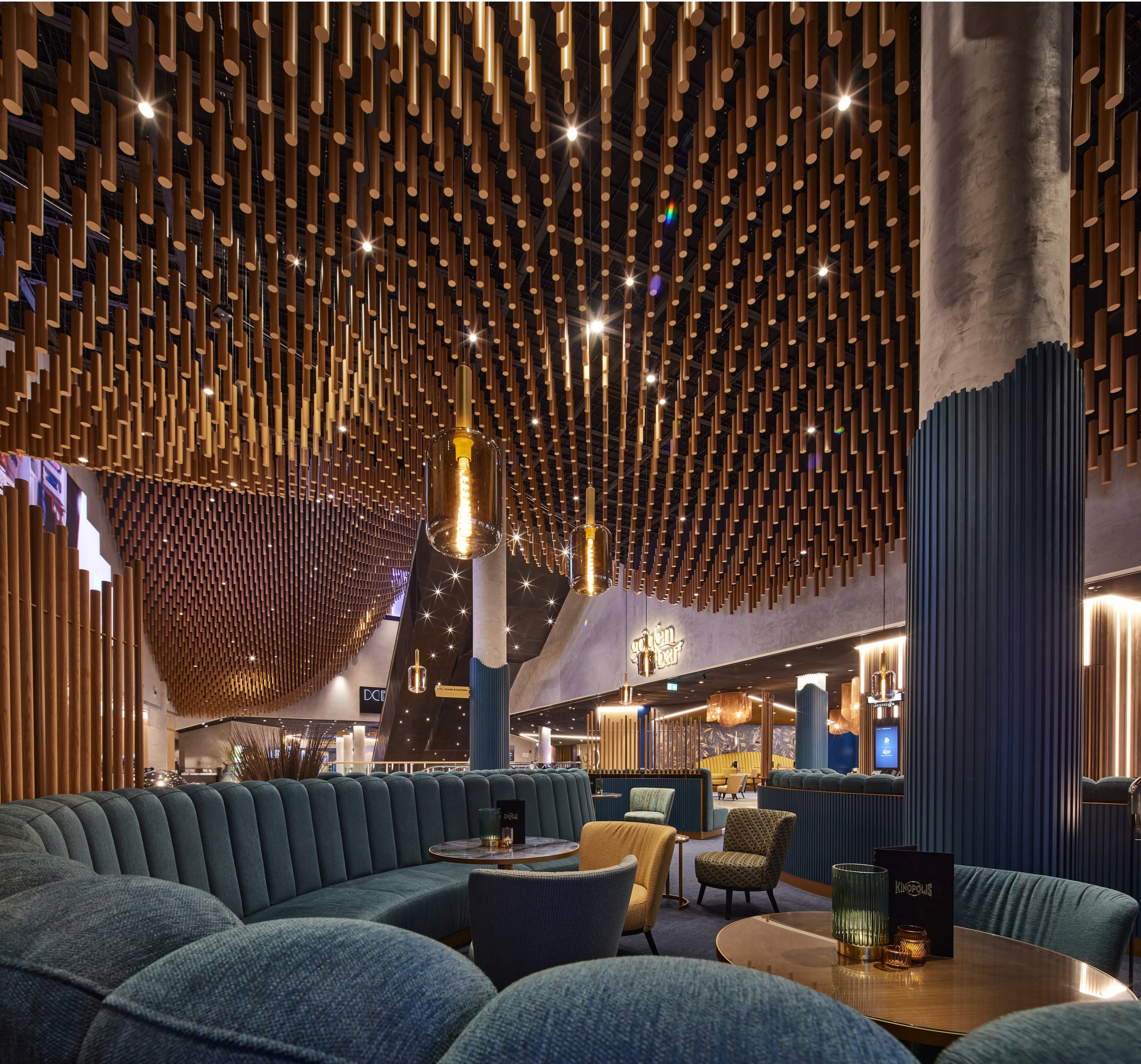 Moderne Lounge mit stilvollem Interieur und Beleuchtung