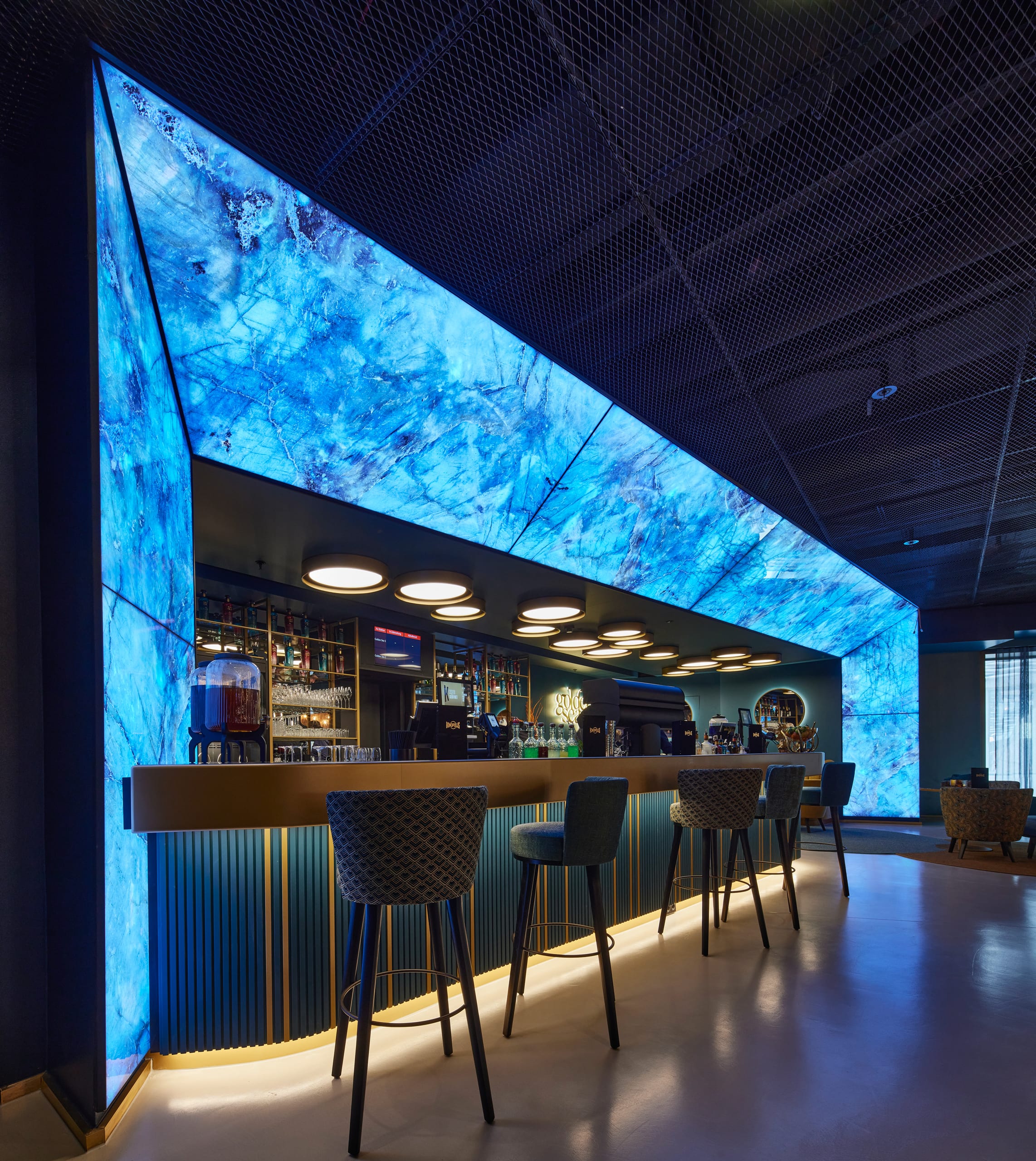 Moderne Bar mit blauer LED-Beleuchtung