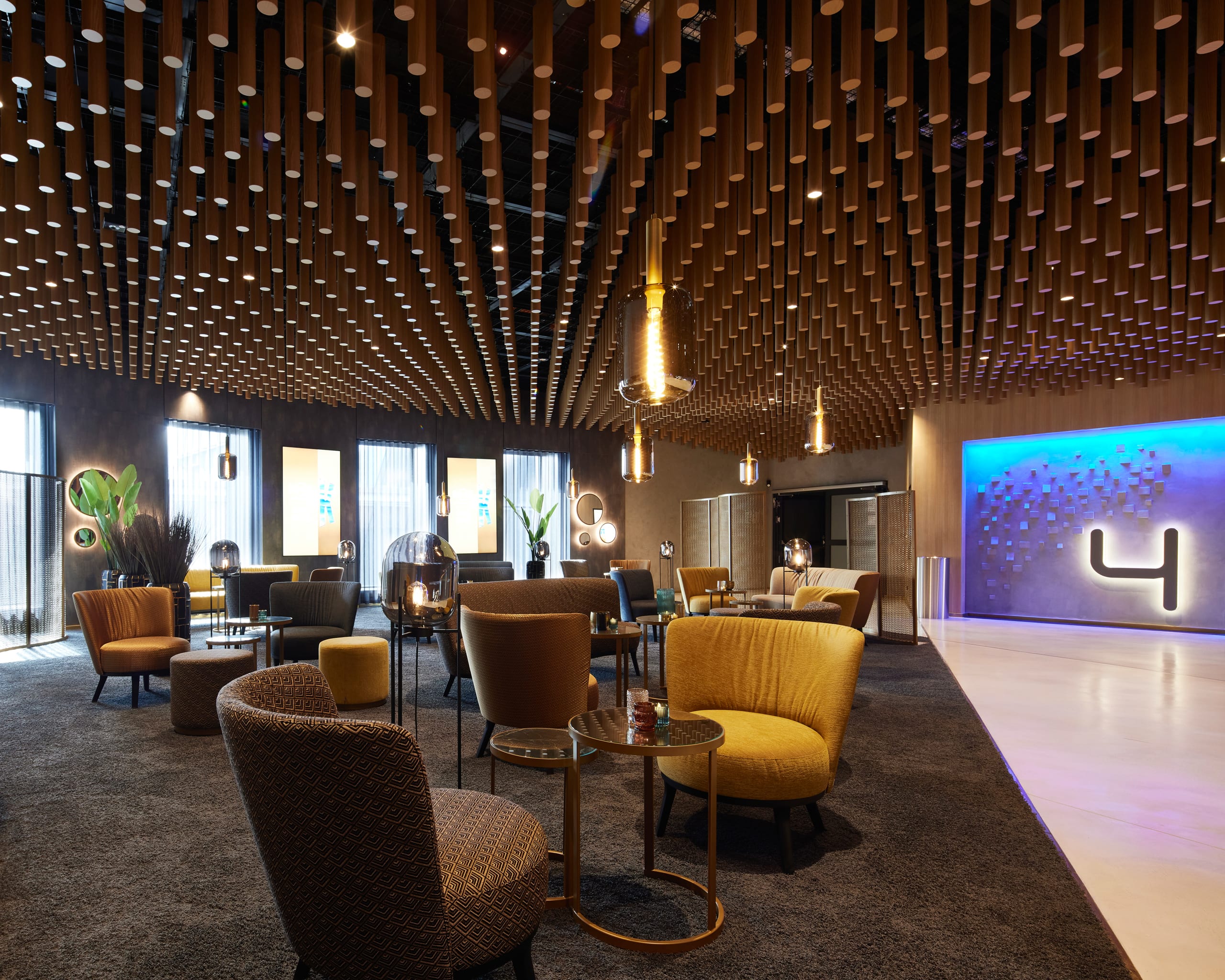 Moderne Hotel-Lounge mit stilvollen Sesseln und Beleuchtung