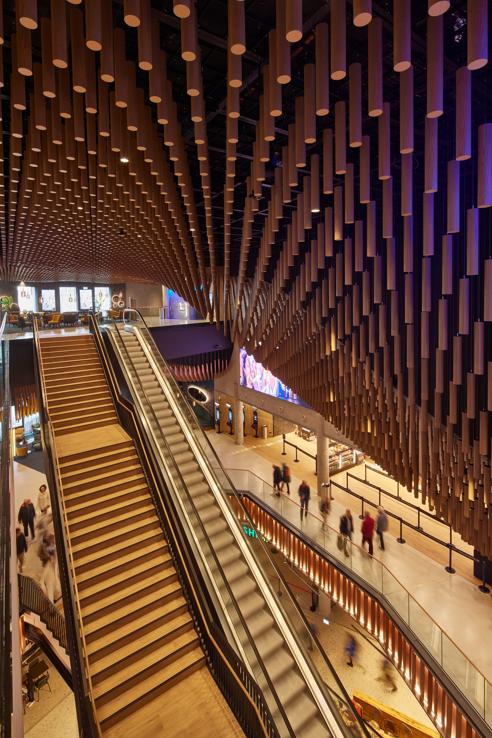 Moderne Holzarchitektur mit Rolltreppen im Innenraum
