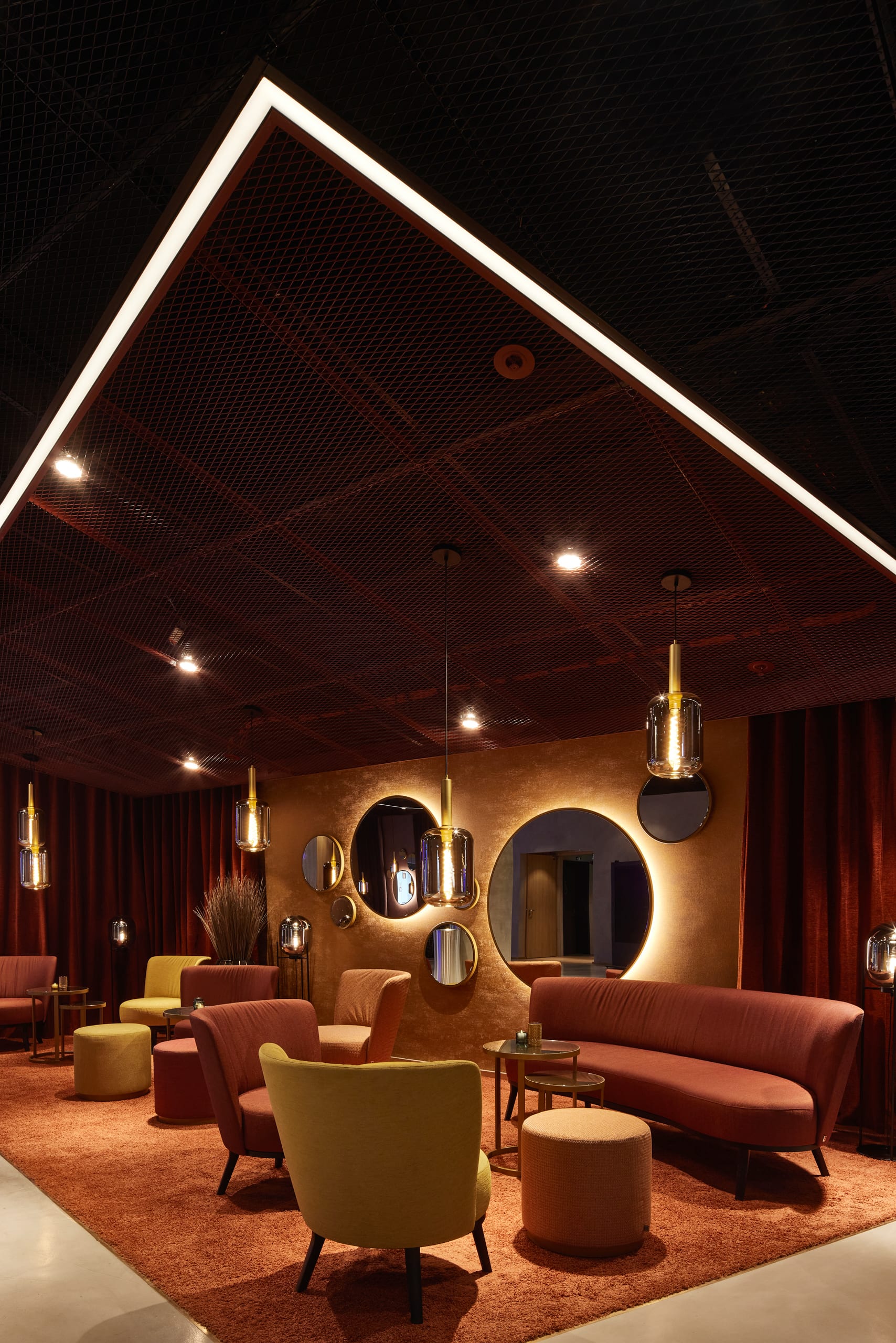 Modernes Lounge-Design mit gemütlichen Sesseln und Spiegeln