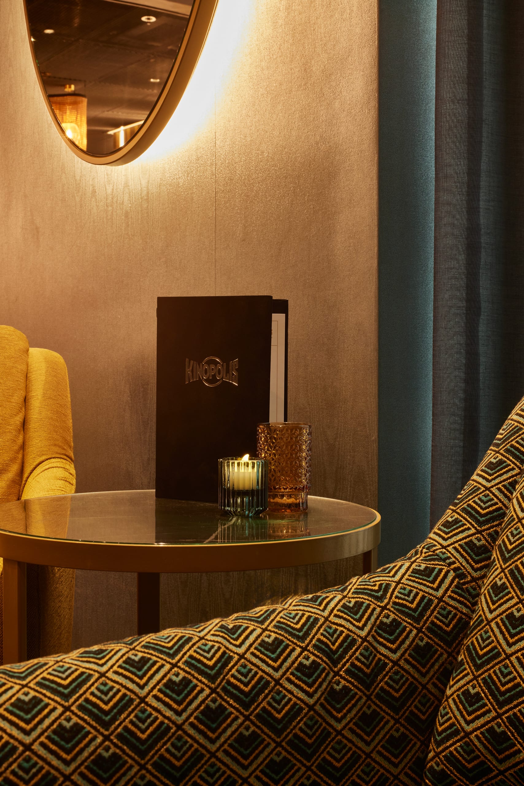 Gemütliche Kino-Lounge mit Kerze und Getränkeglas