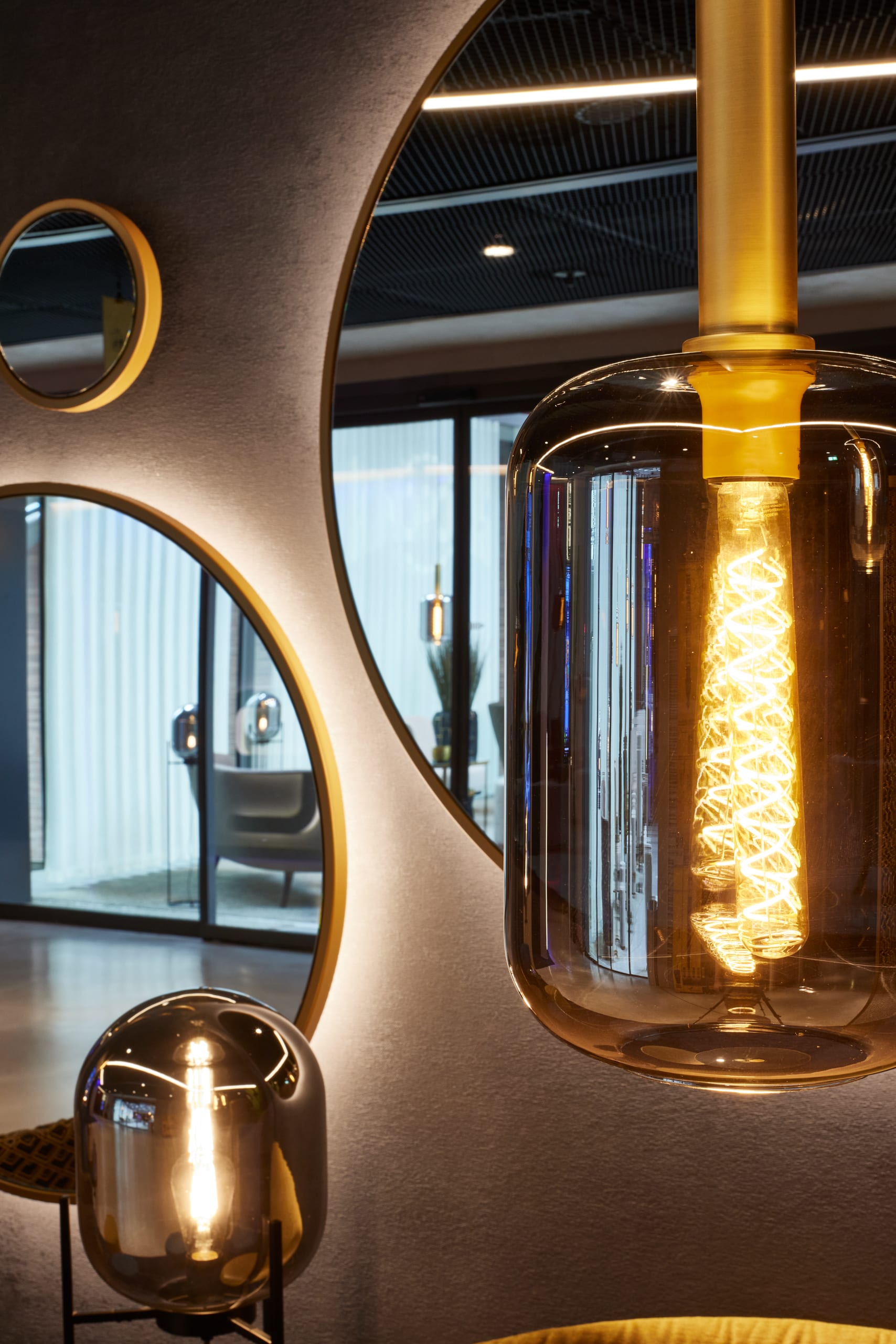 Moderne Innenraumbeleuchtung mit runden Spiegeln und Lampen