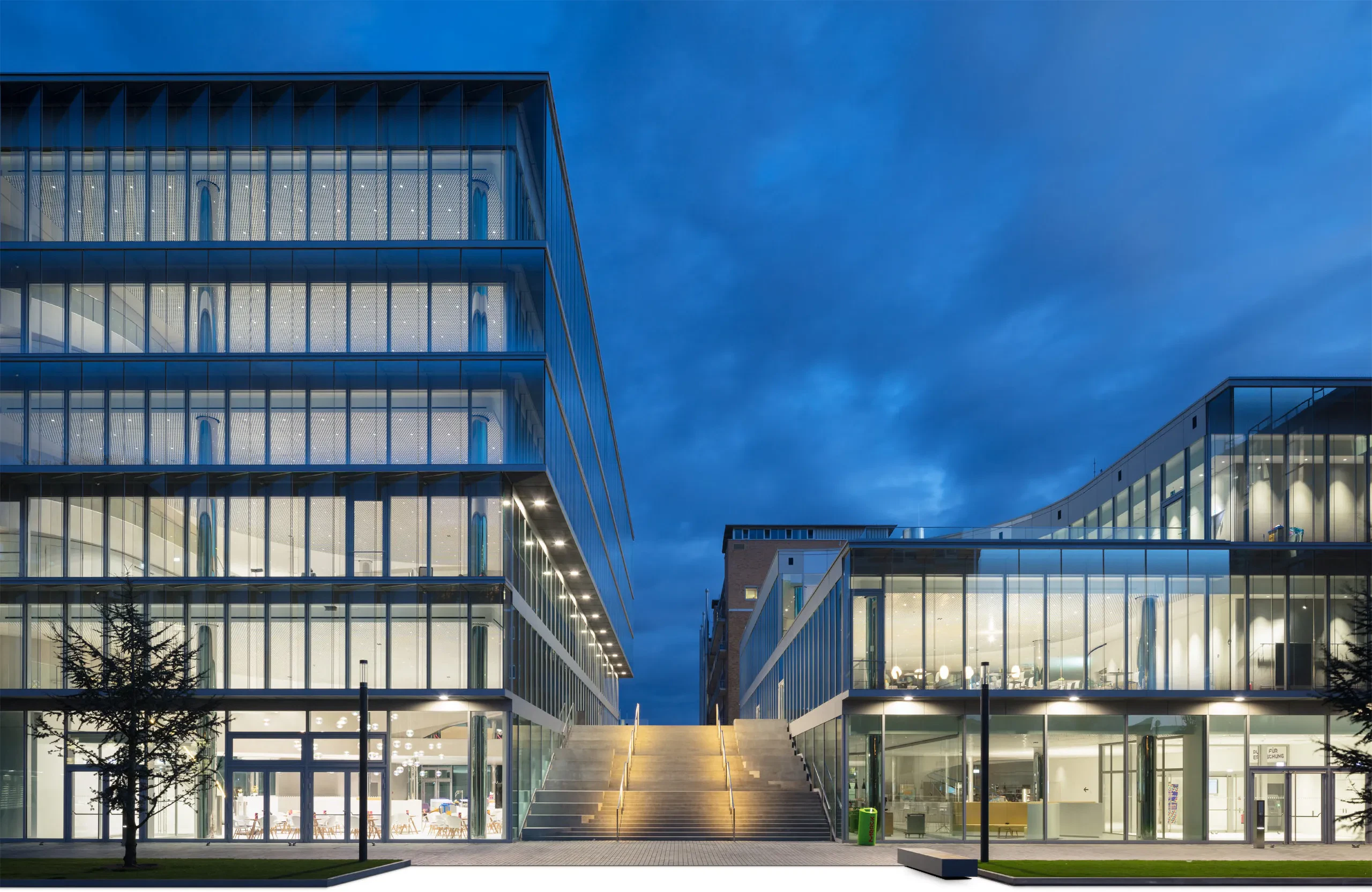Modernes Bürogebäude mit Beleuchtungskonzept